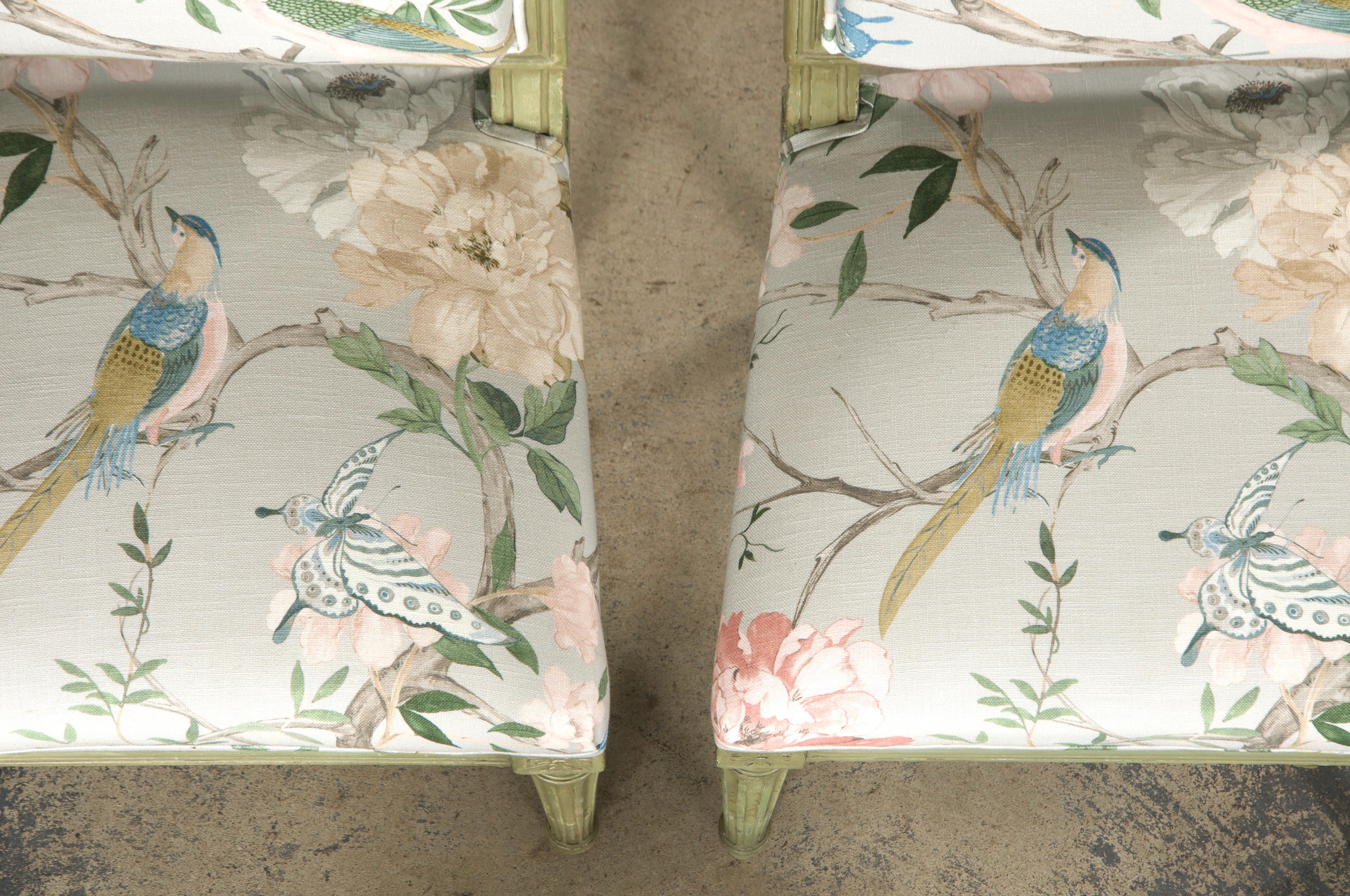 Sculpté à la main Paire de chaises d'appoint françaises peintes de style Louis XVI en tissu Chinoiserie en vente