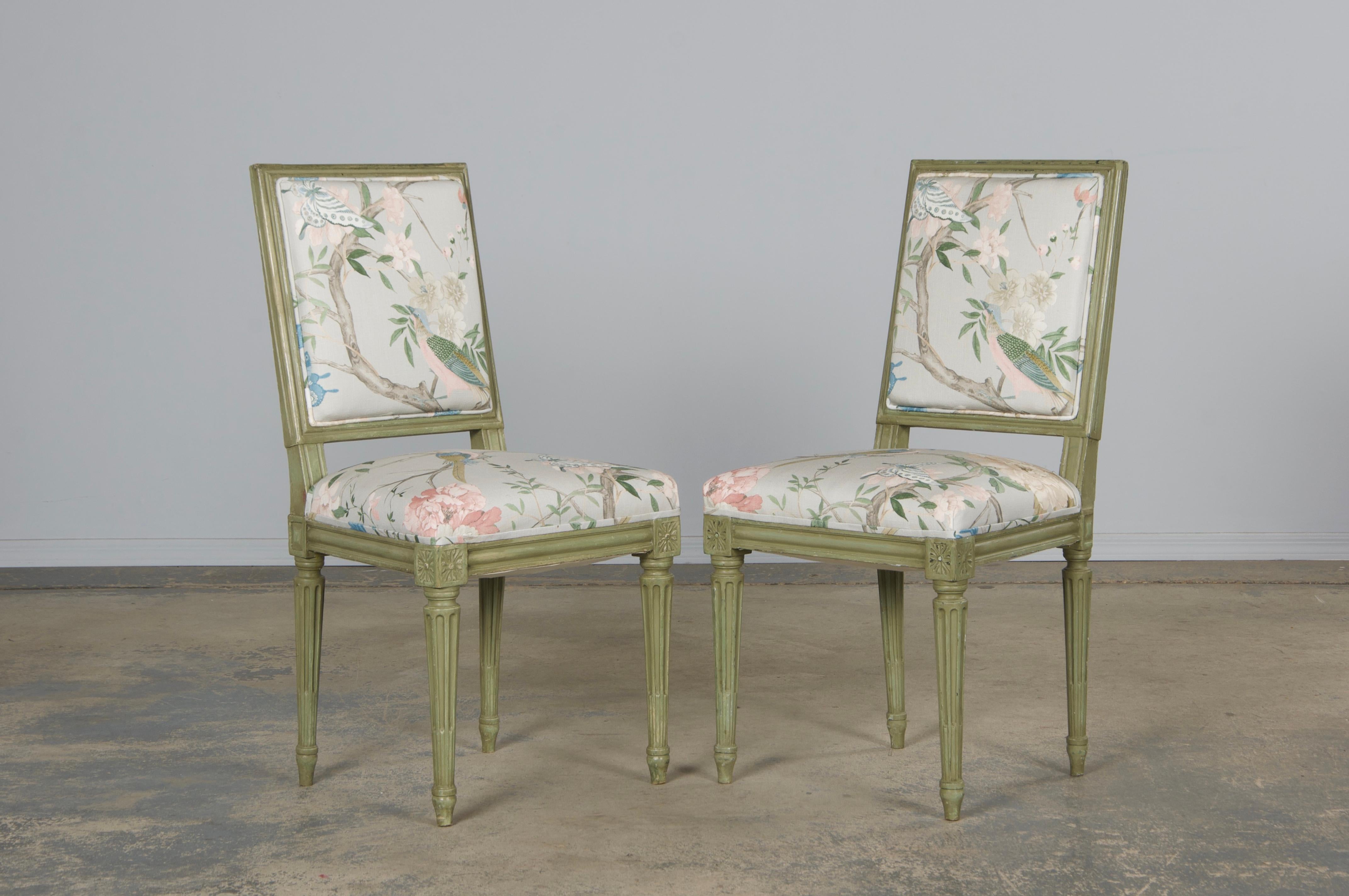 Paire de chaises d'appoint françaises peintes de style Louis XVI en tissu Chinoiserie Bon état - En vente à Astoria, NY
