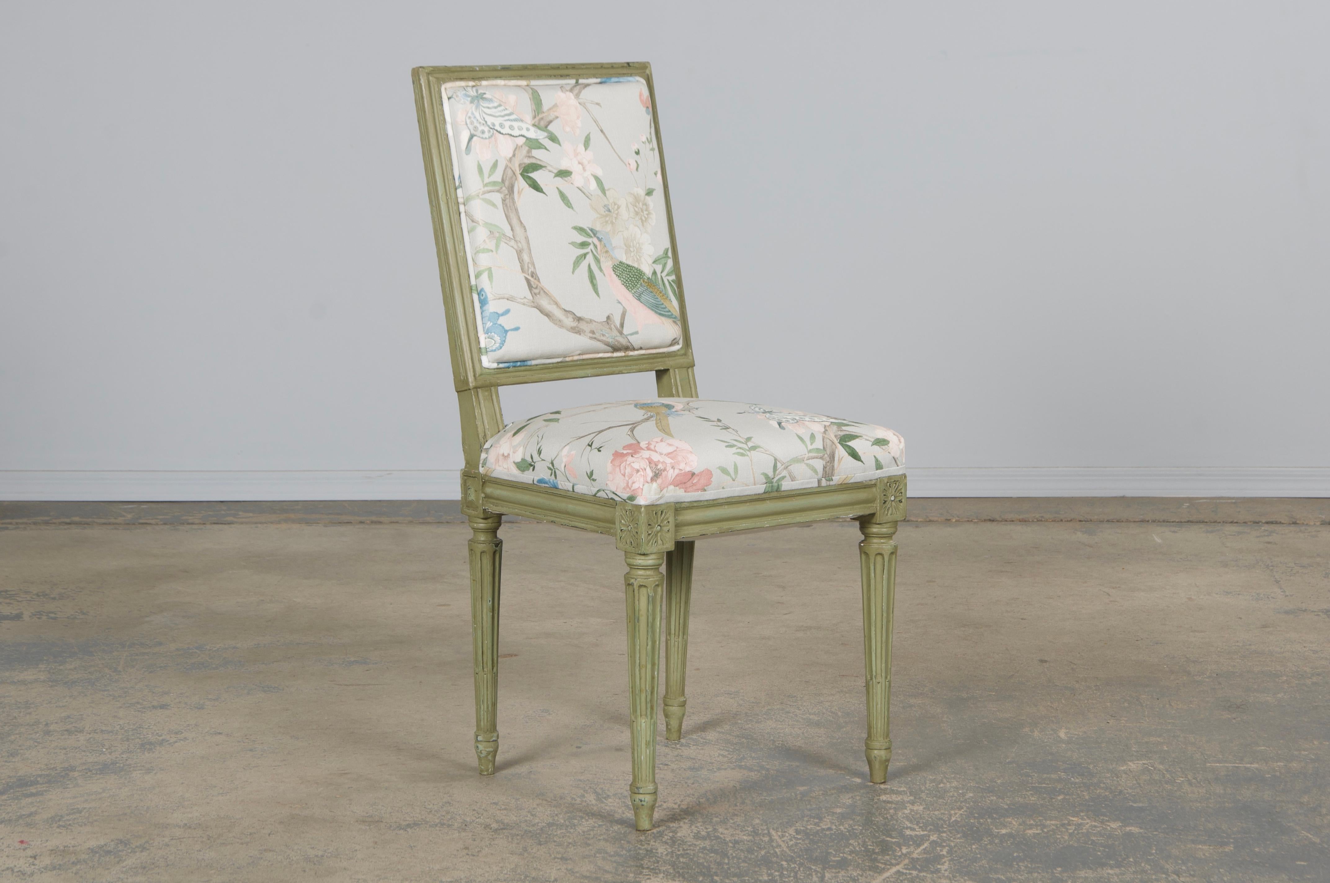 XIXe siècle Paire de chaises d'appoint françaises peintes de style Louis XVI en tissu Chinoiserie en vente
