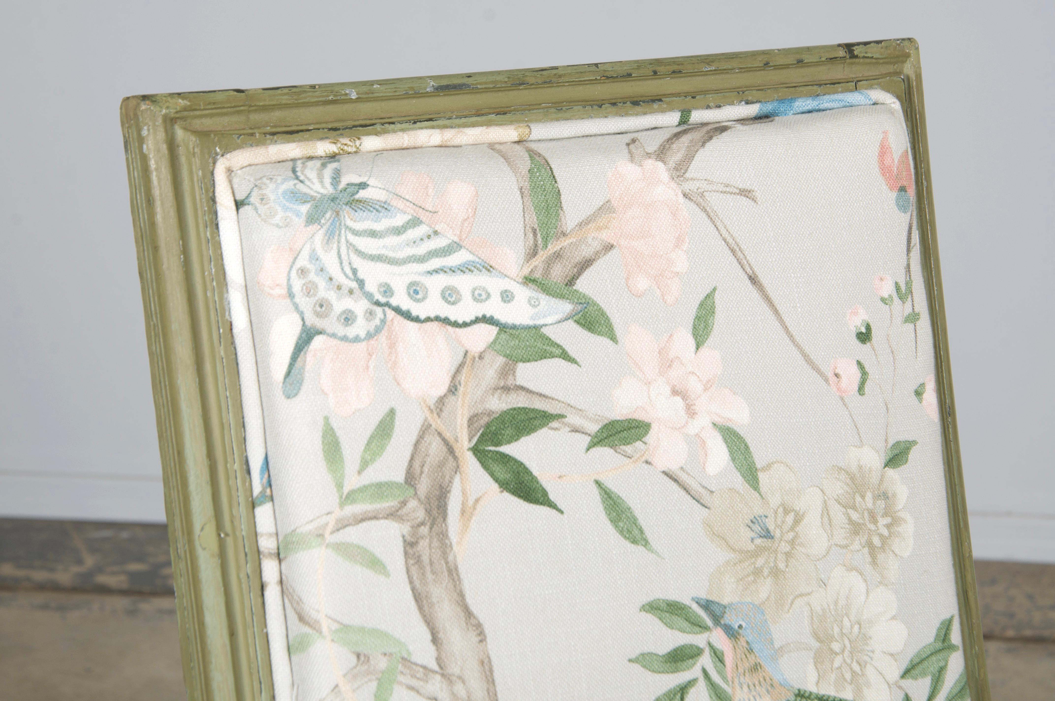 Coton Paire de chaises d'appoint françaises peintes de style Louis XVI en tissu Chinoiserie en vente