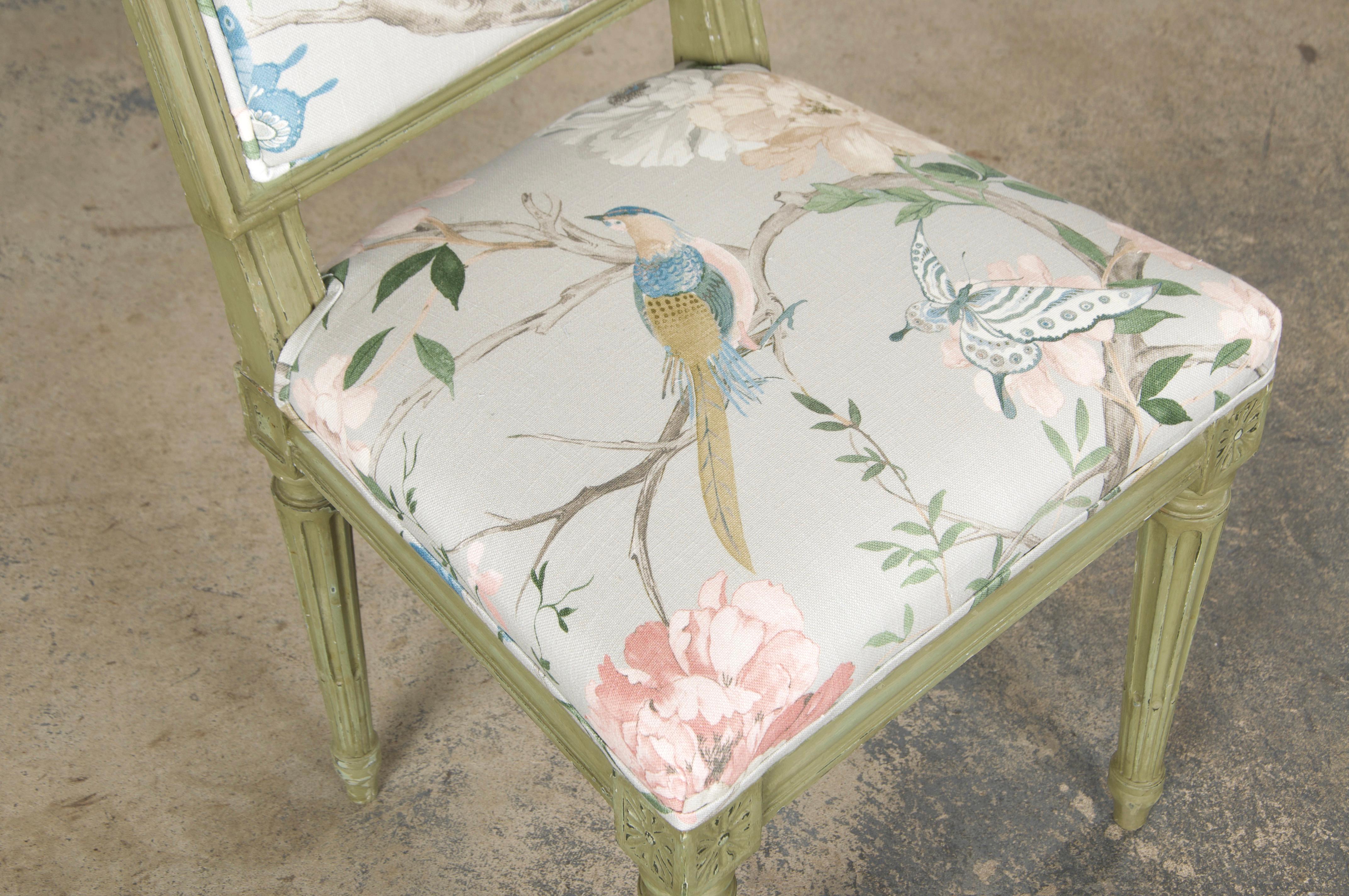 Paire de chaises d'appoint françaises peintes de style Louis XVI en tissu Chinoiserie en vente 1