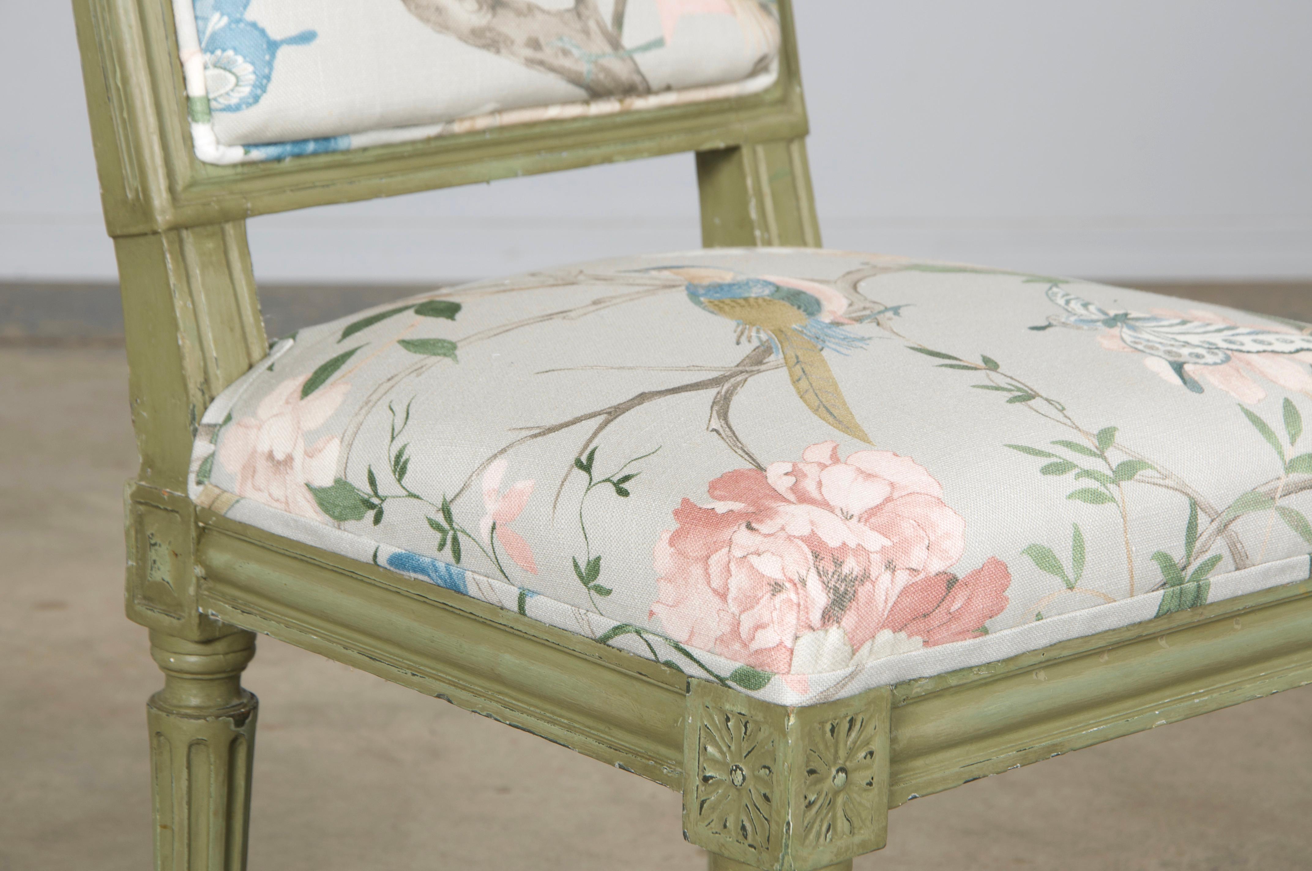 Paire de chaises d'appoint françaises peintes de style Louis XVI en tissu Chinoiserie en vente 2