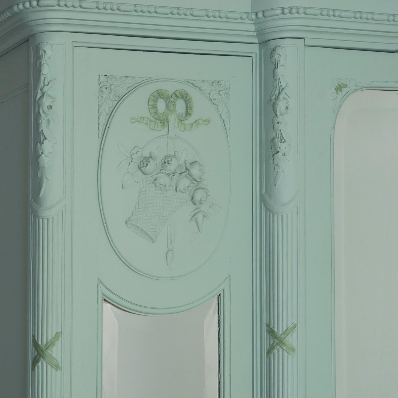 Antike Französisch Louis XVI Stil gemalt Triple Door Mirror Armoire oder Kleiderschrank (Louis XVI.) im Angebot