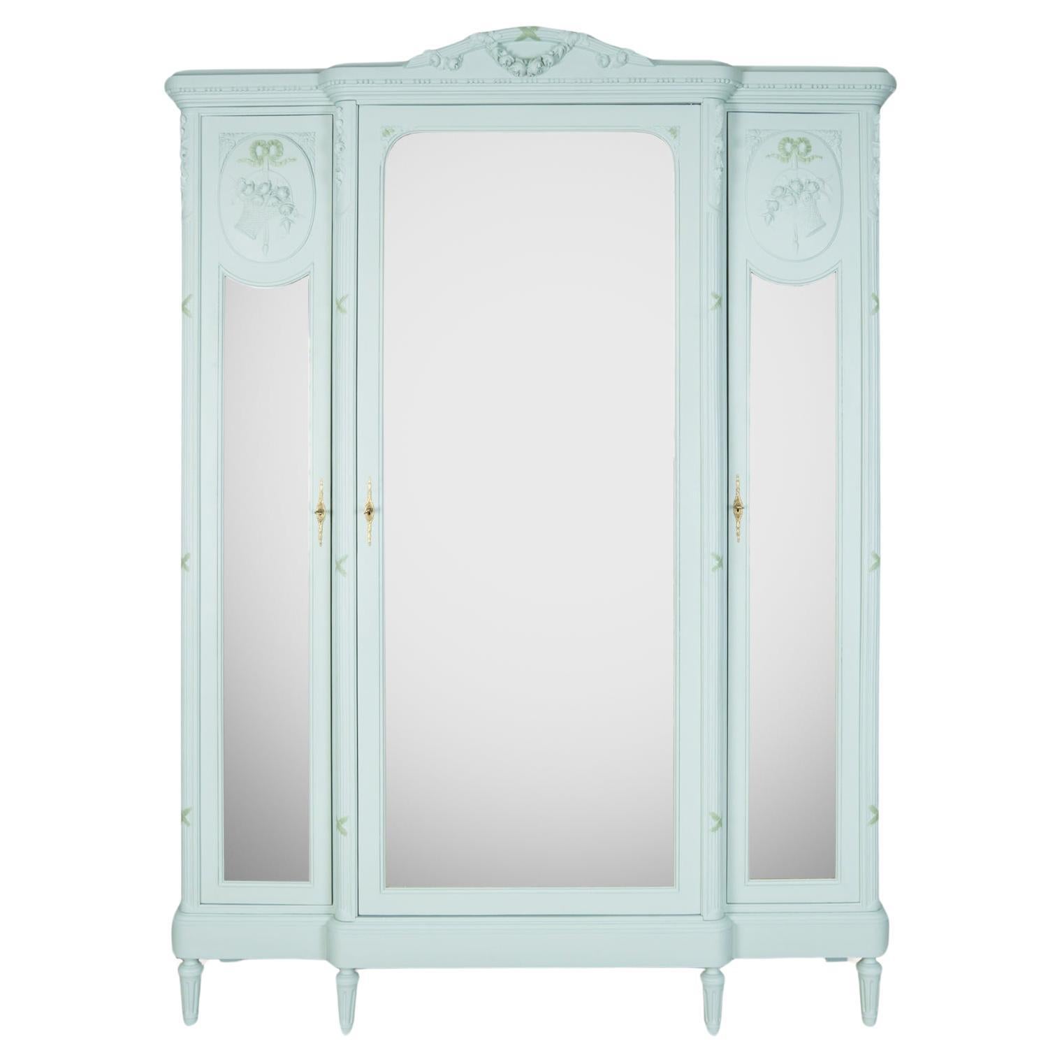 Antike Französisch Louis XVI Stil gemalt Triple Door Mirror Armoire oder Kleiderschrank im Angebot