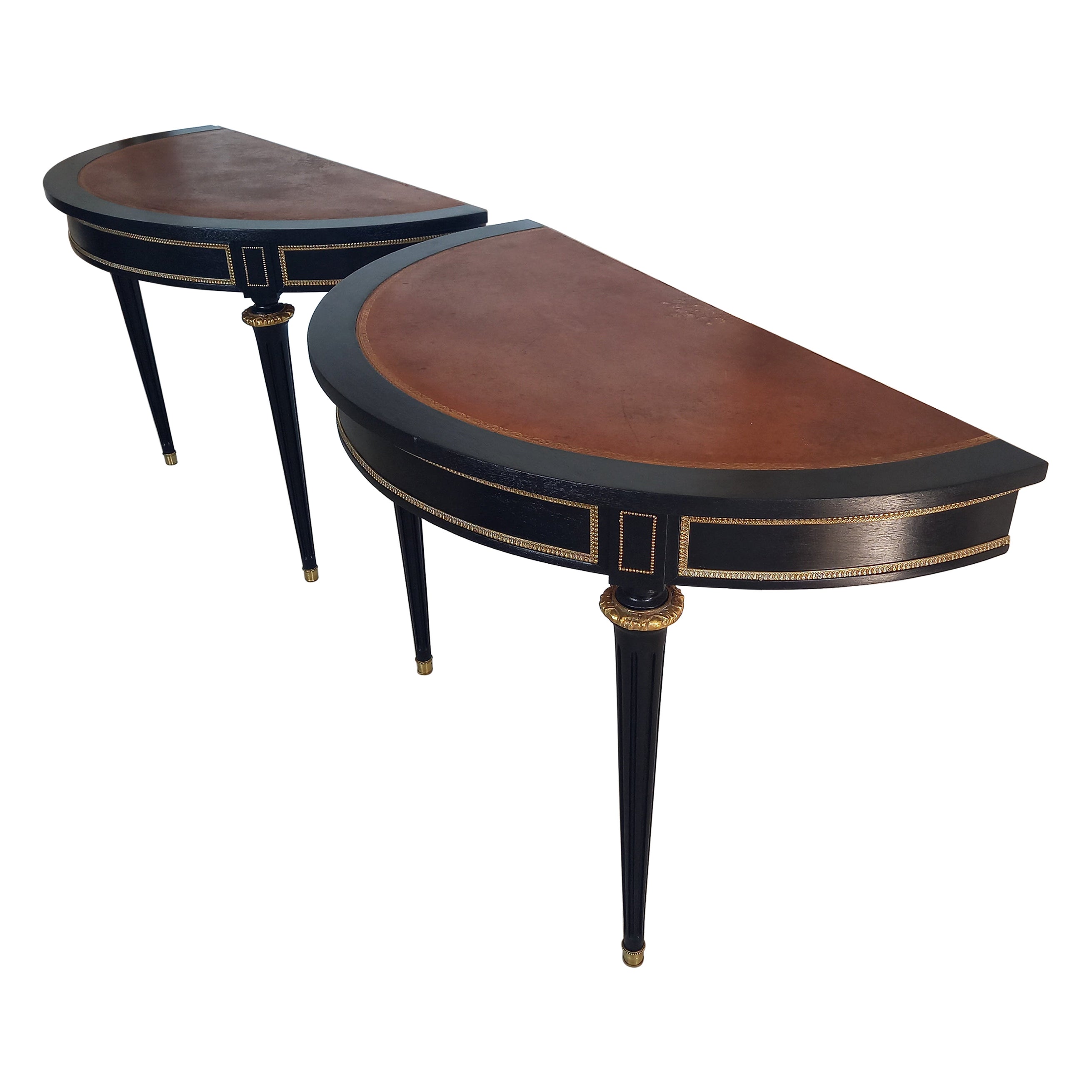 Antique French Louis XVI Style Coppia di consolle, dettagli in ottone e piano in pelle in vendita