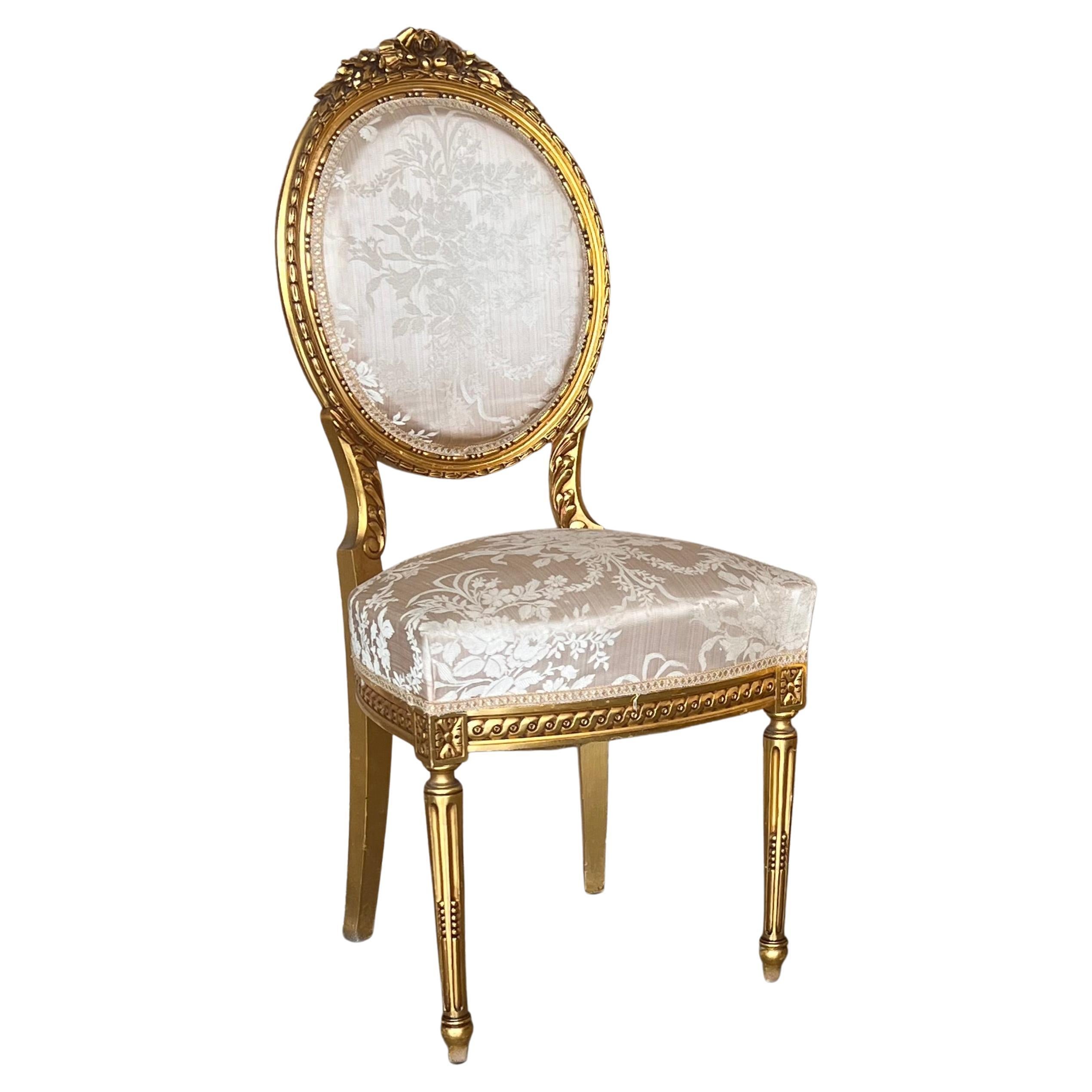 Chaise d'appoint française ancienne de style Louis XVI, dorée à la feuille et peinte