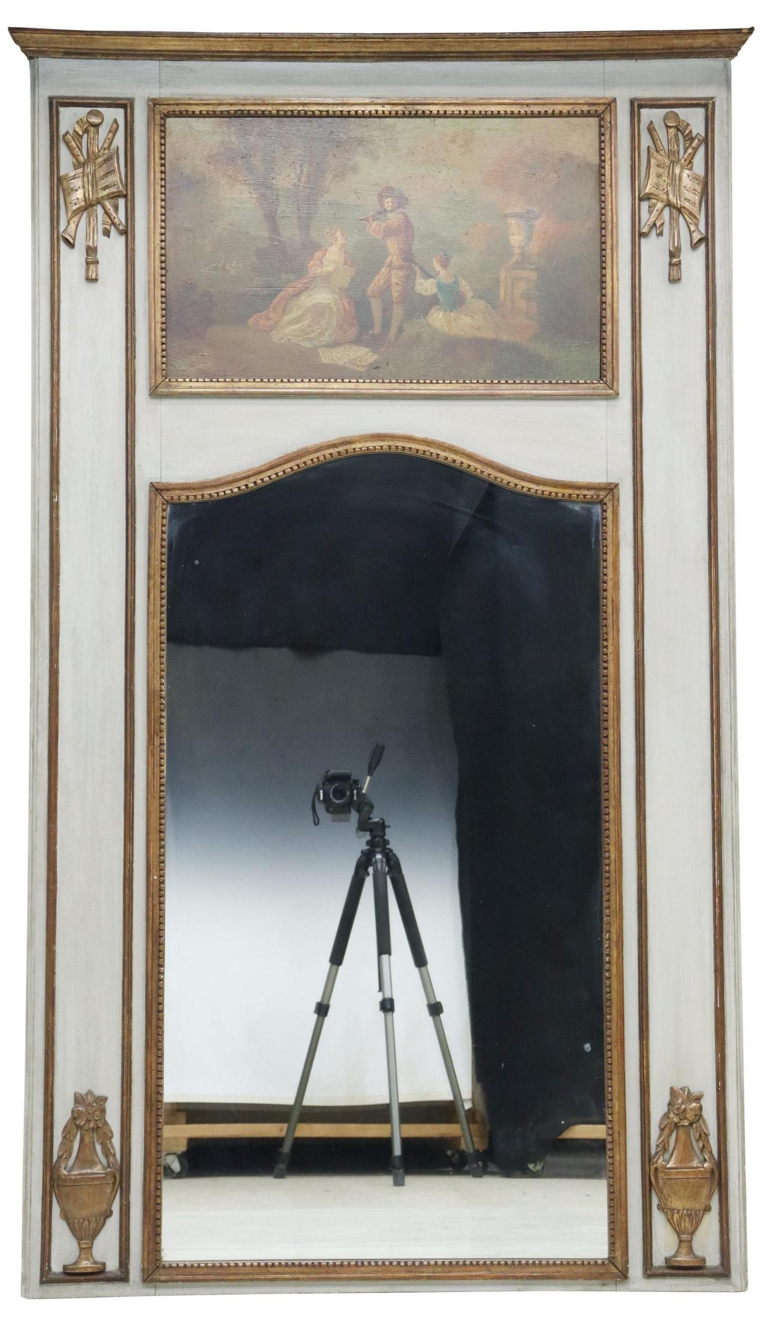 Miroir trumeau ancien de style Louis XVI, doré et peint, C.C. Le grand miroir trumeau présente un cadre peint, avec des instruments de musique dorés appliqués et des urnes feuillagées, une peinture à l'huile sur panneau représentant des musiciens,