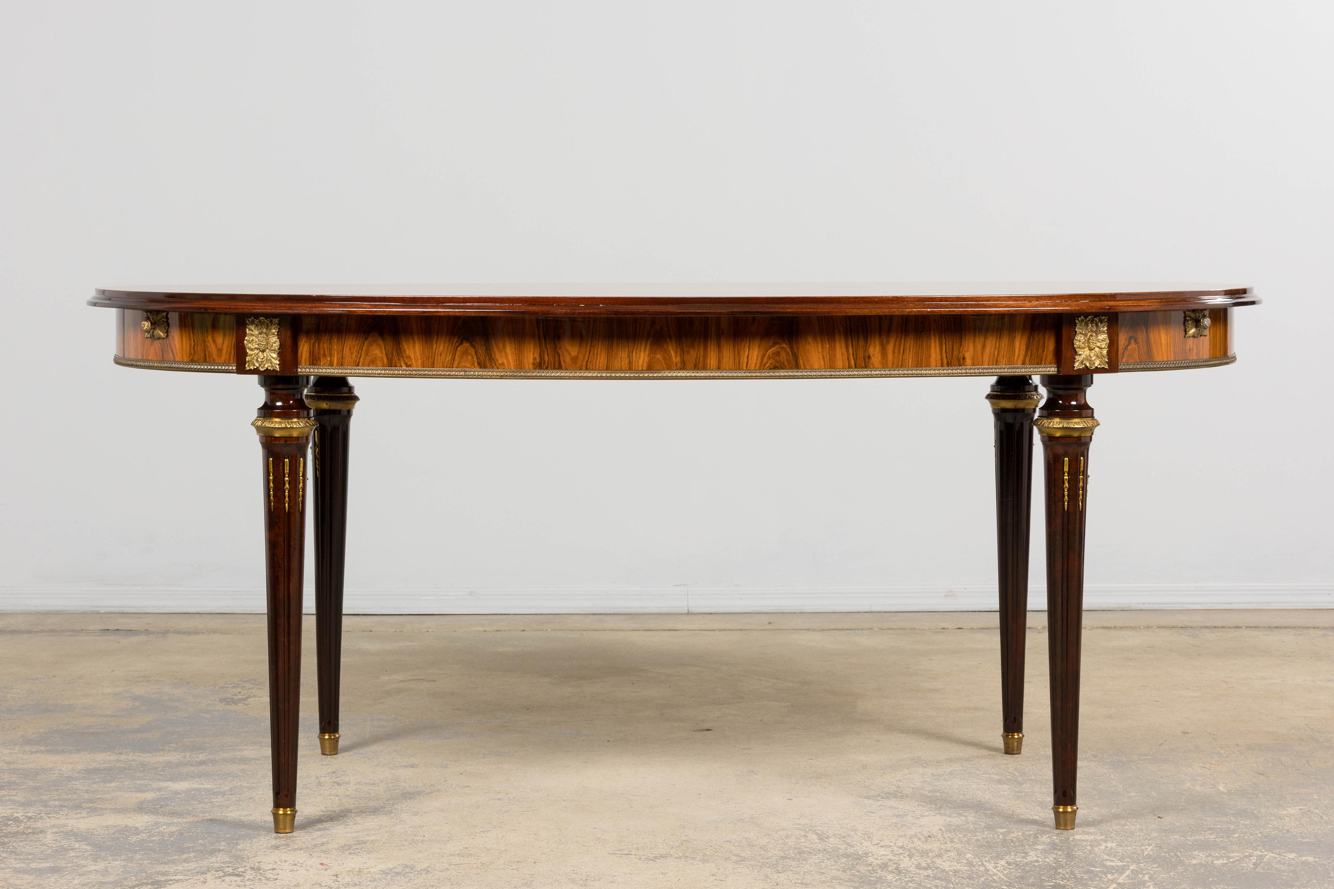 Antique French Louis XVI Style Rosewood Dining Table with Floral Inlay In Good Condition For Sale In Astoria, NY
