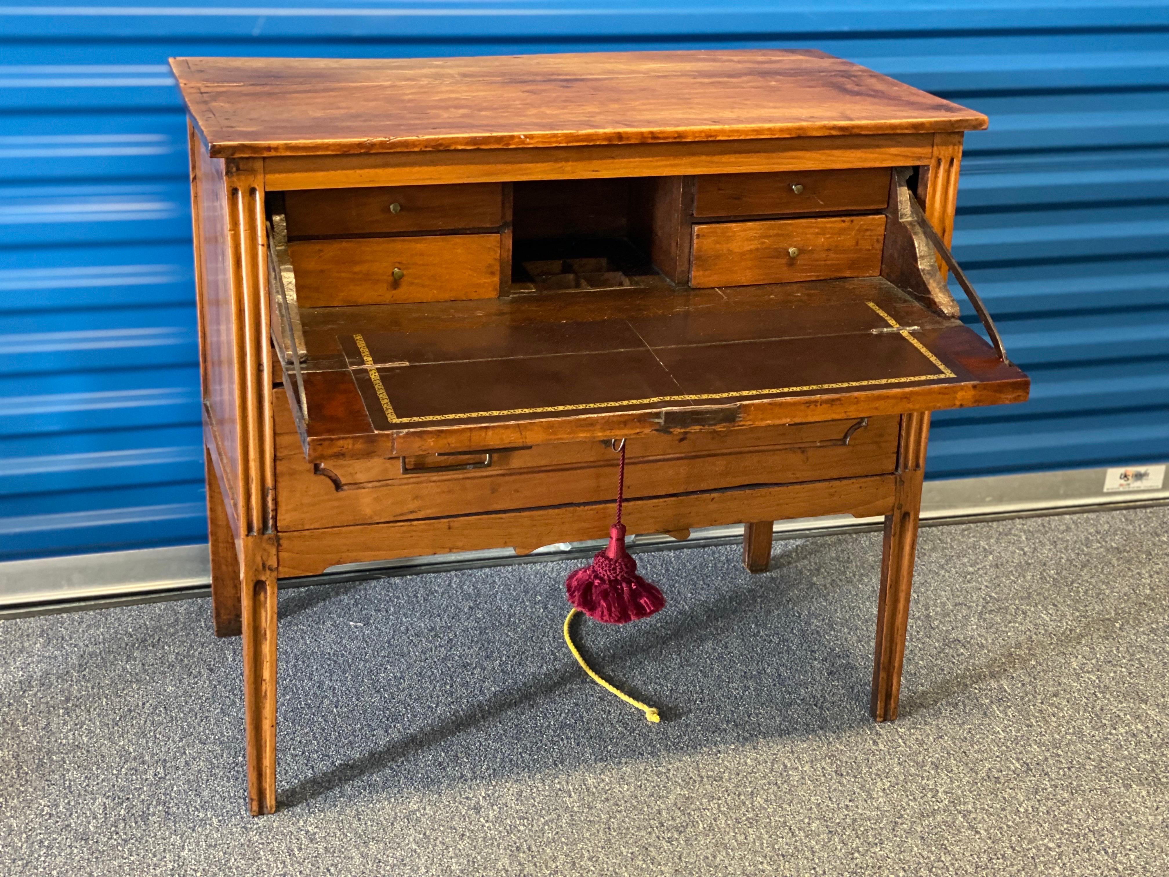 Antique French Secrétaire in stile Luigi XVI
Questo secrétaire antico, realizzato in stile Luigi XVI, è un raffinato esempio di arredamento francese del XIX secolo.  Il 