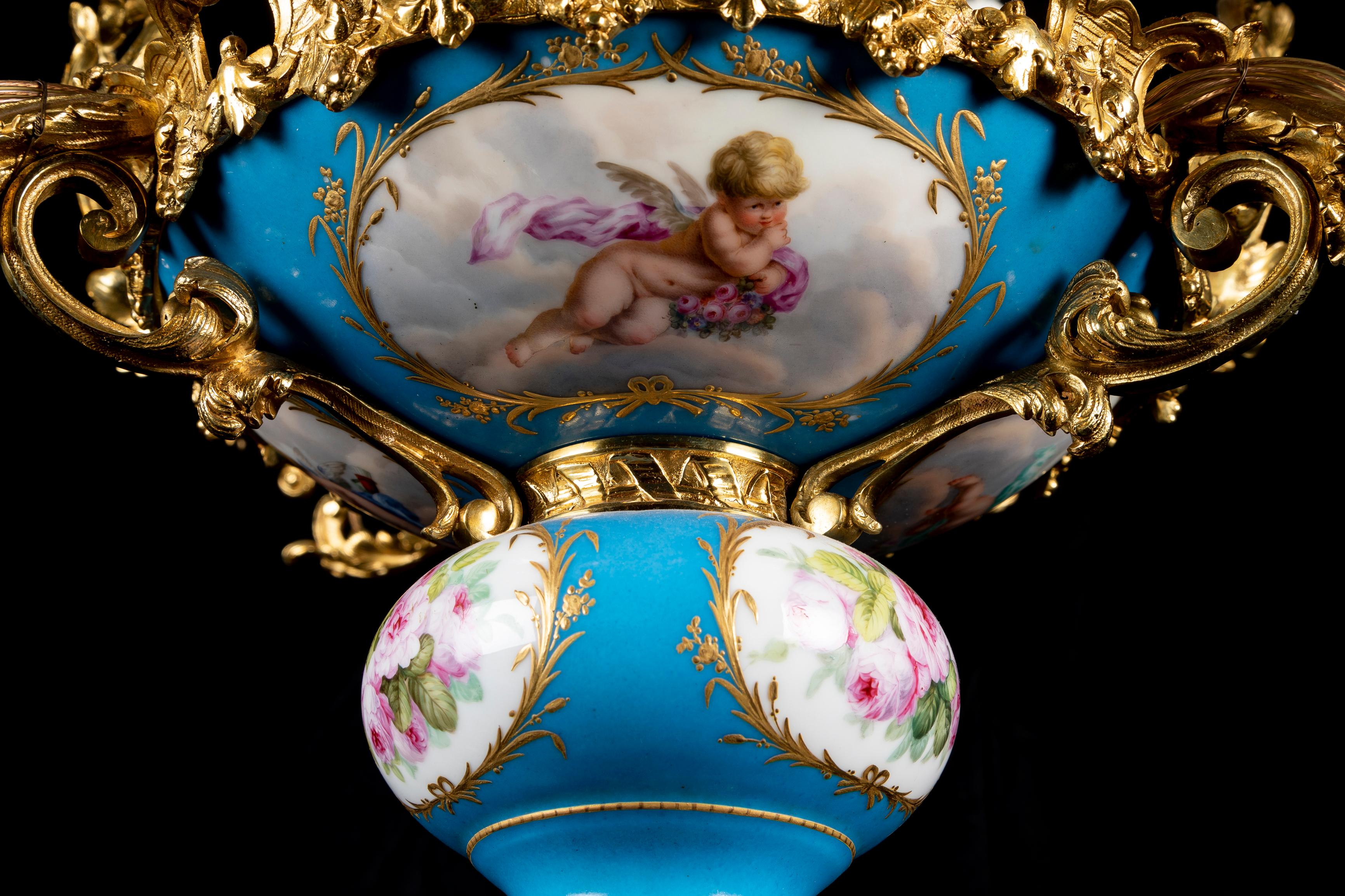 Antiker französischer Kronleuchter aus Sevres-Porzellan und vergoldeter Bronze im Louis-XVI.-Stil im Angebot 4