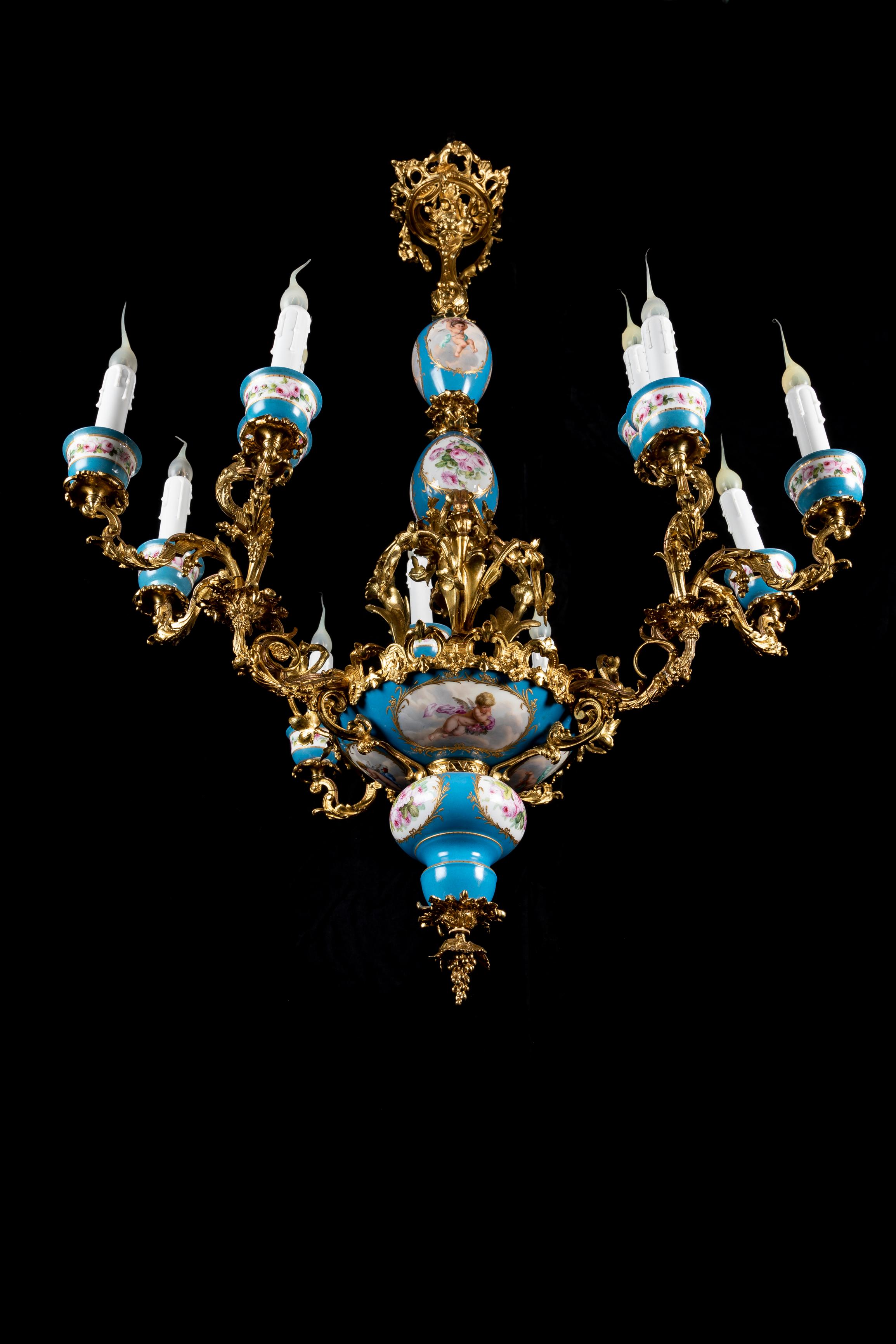 Antiker französischer Kronleuchter aus Sevres-Porzellan und vergoldeter Bronze im Louis-XVI.-Stil (Handbemalt) im Angebot