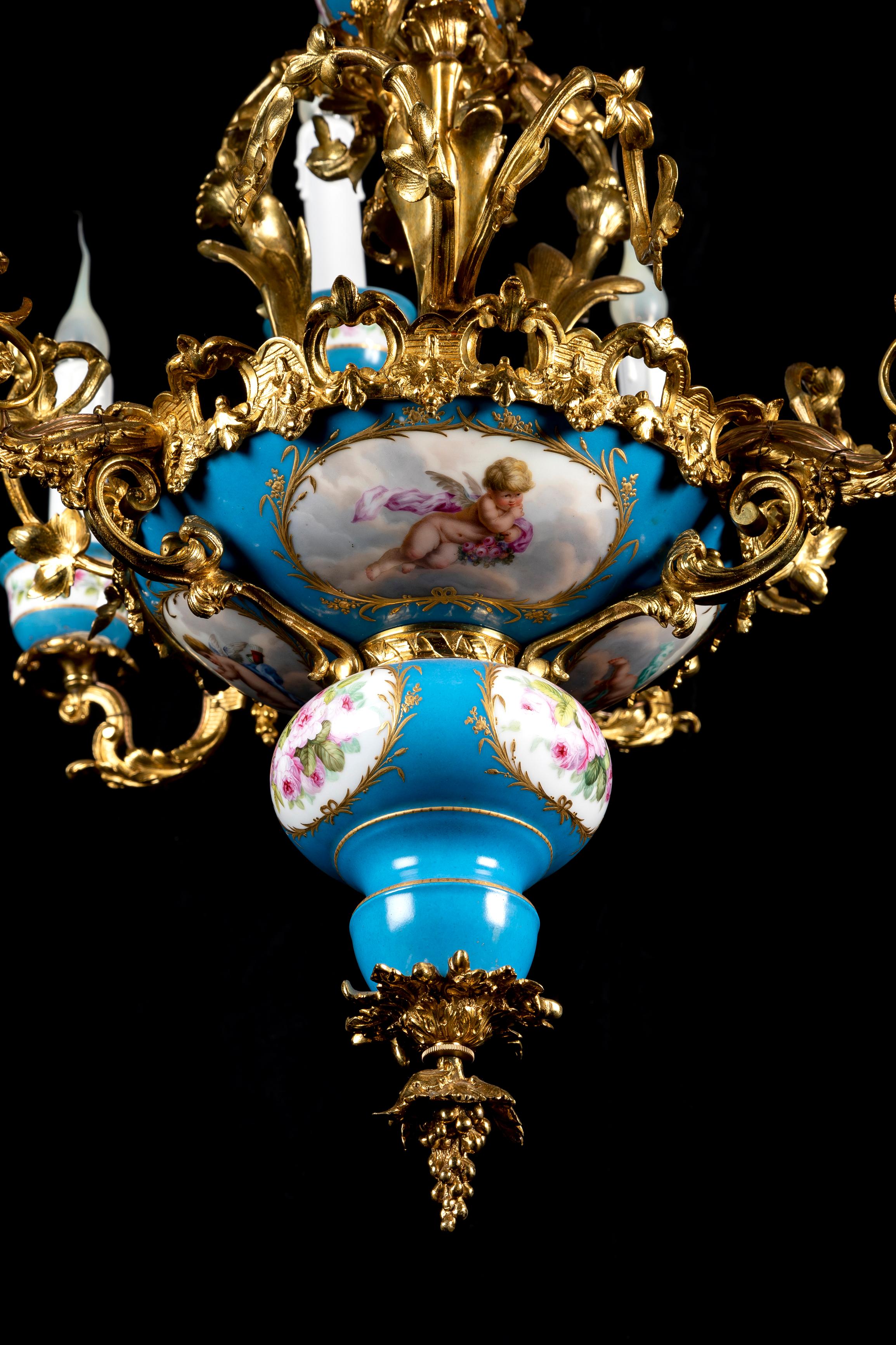 Antiker französischer Kronleuchter aus Sevres-Porzellan und vergoldeter Bronze im Louis-XVI.-Stil im Zustand „Gut“ im Angebot in New York, NY