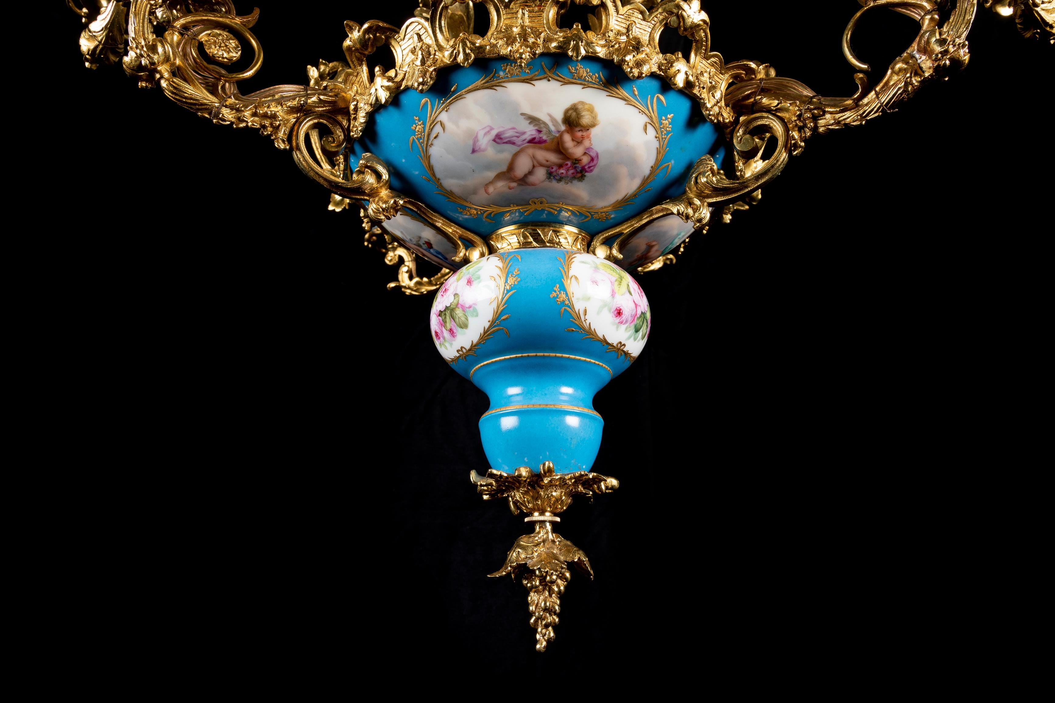 Antico lampadario francese in porcellana di Sevres e bronzo dorato in stile Luigi XVI in vendita 2