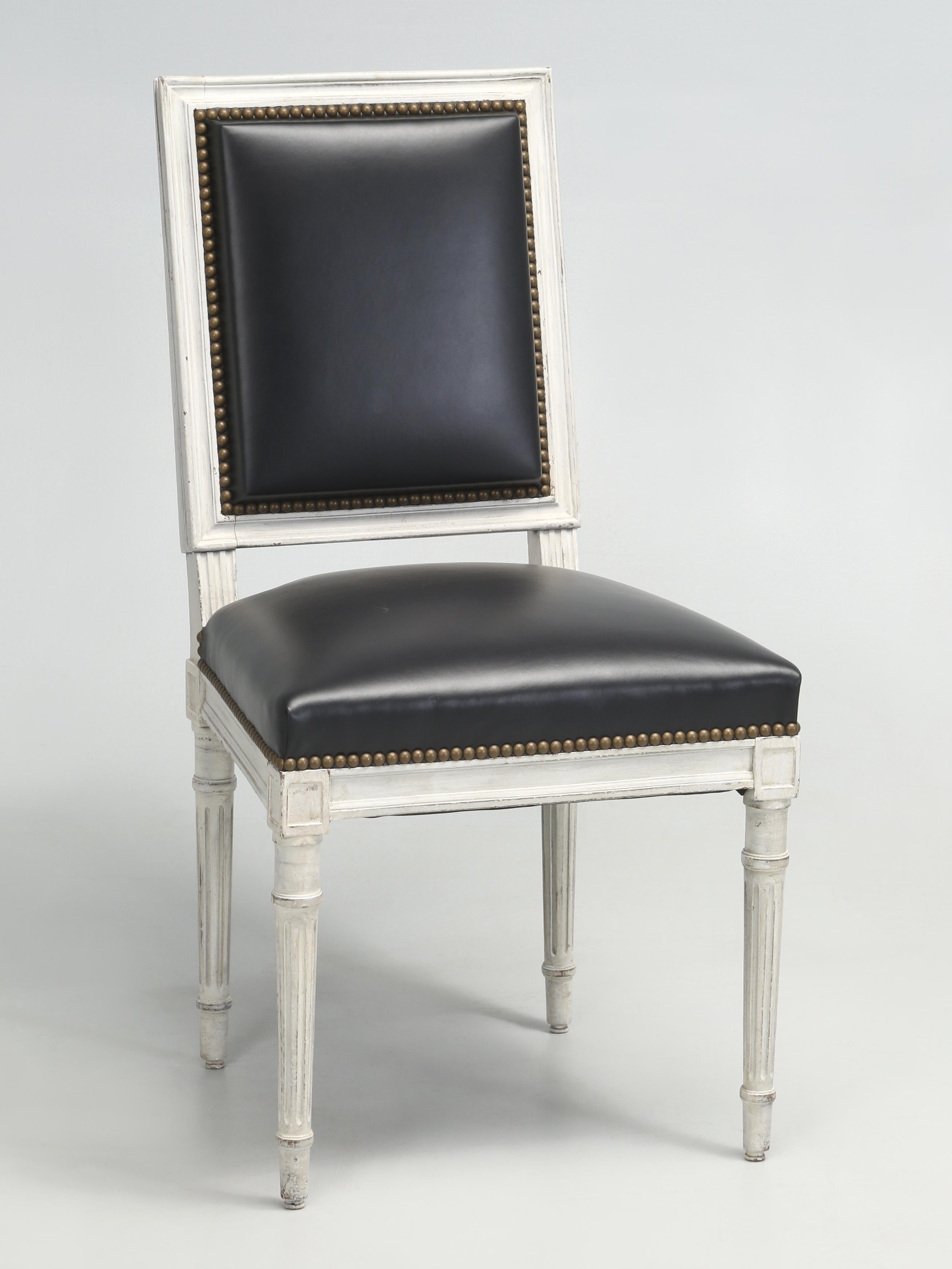Chaises de salle à manger françaises de style Louis XVI que notre service de tapisserie d'ameublement et de restauration a restaurées à partir du cadre en bois nu. Tout a été fait à l'ancienne, avec du crin de cheval et des fibres de coco