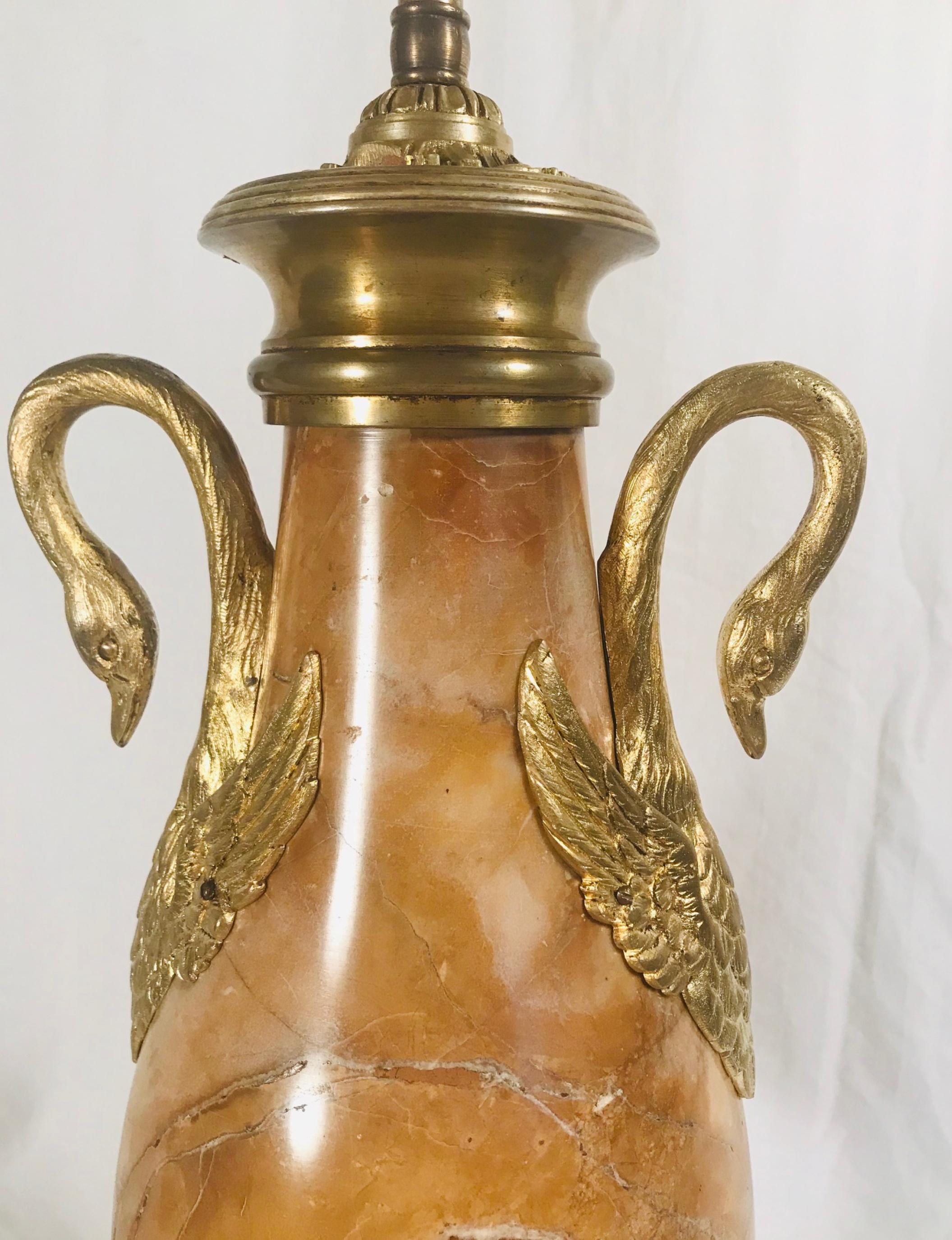 Antigua Urna Francesa Estilo Luis XVI de Mármol de Siena y Ormolu Francés en venta