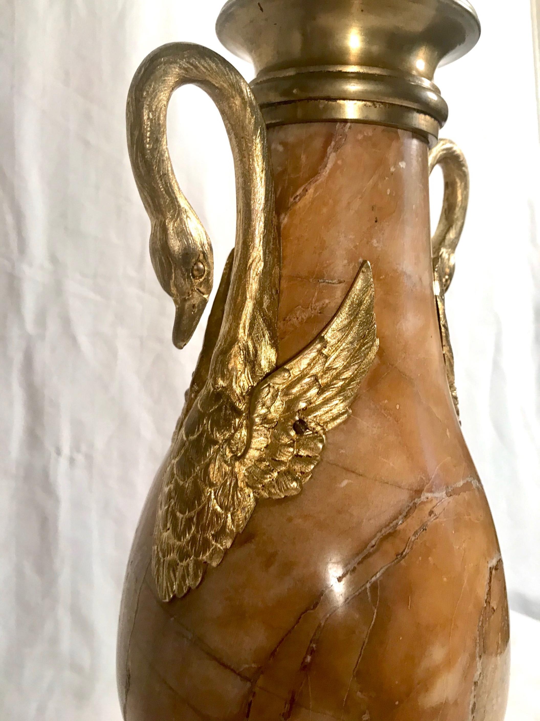 Antike französische Urne aus Siena-Marmor und Goldbronze im Louis-XVI-Stil im Zustand „Gut“ im Angebot in Vero Beach, FL