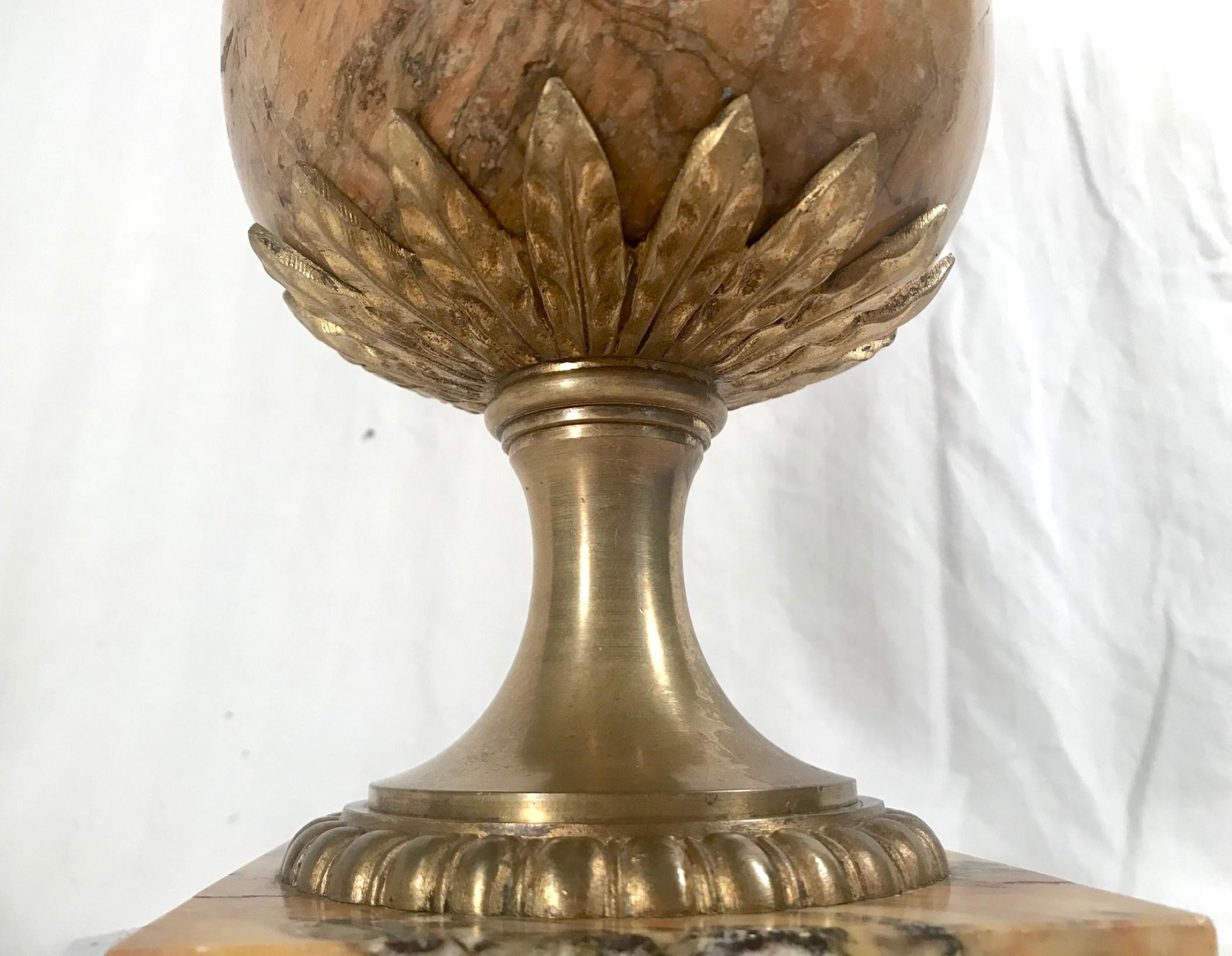 Antike französische Urne aus Siena-Marmor und Goldbronze im Louis-XVI-Stil (19. Jahrhundert) im Angebot
