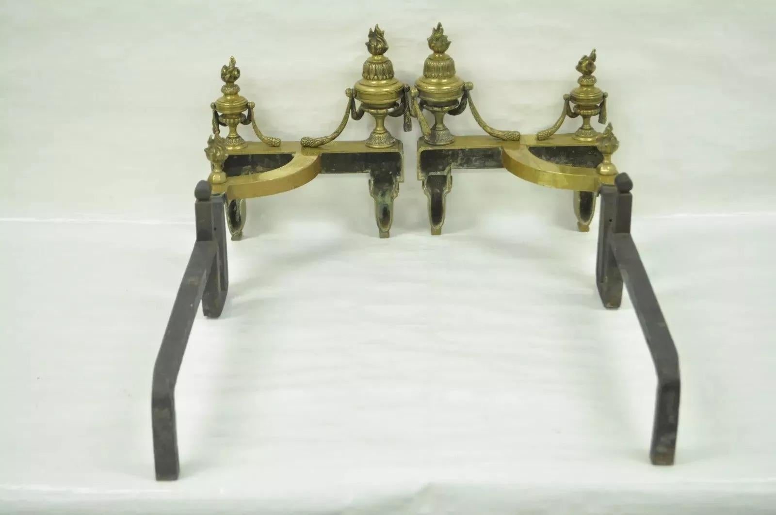 Antike französische Urnen-Feuerböcke im Louis-XVI.-Stil aus Messing, Bronze und Goldbronze, Paar im Angebot 4