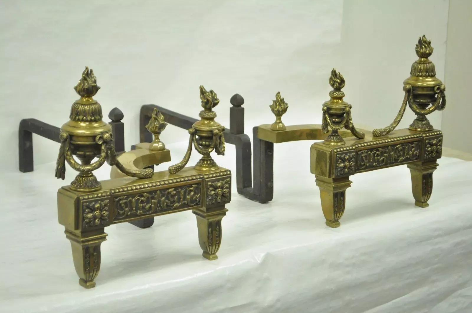 Antike französische Urnen-Feuerböcke im Louis-XVI.-Stil aus Messing, Bronze und Goldbronze, Paar im Angebot 5