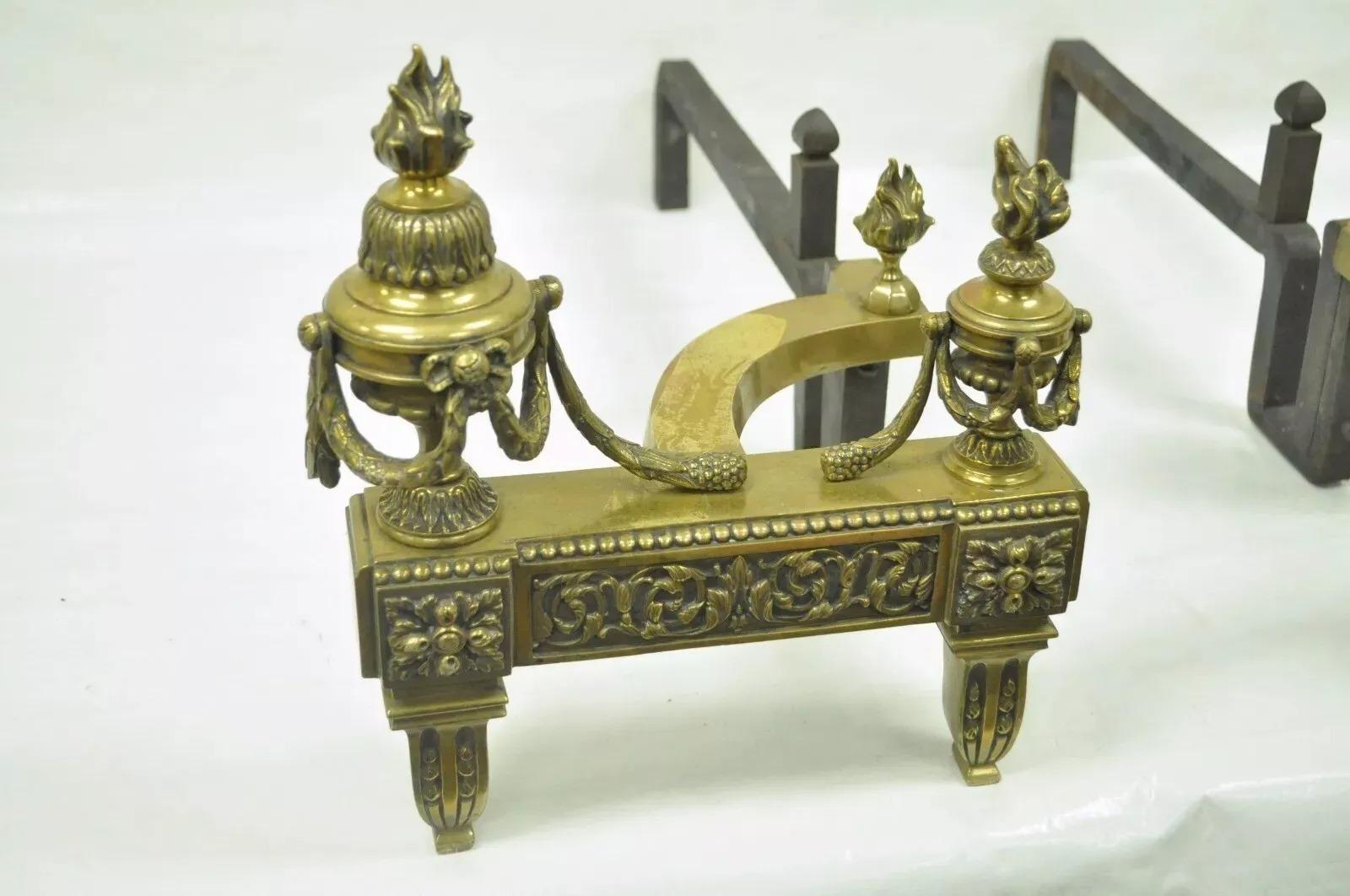 Antike französische Urnen-Feuerböcke im Louis-XVI.-Stil aus Messing, Bronze und Goldbronze, Paar (Louis XVI.) im Angebot