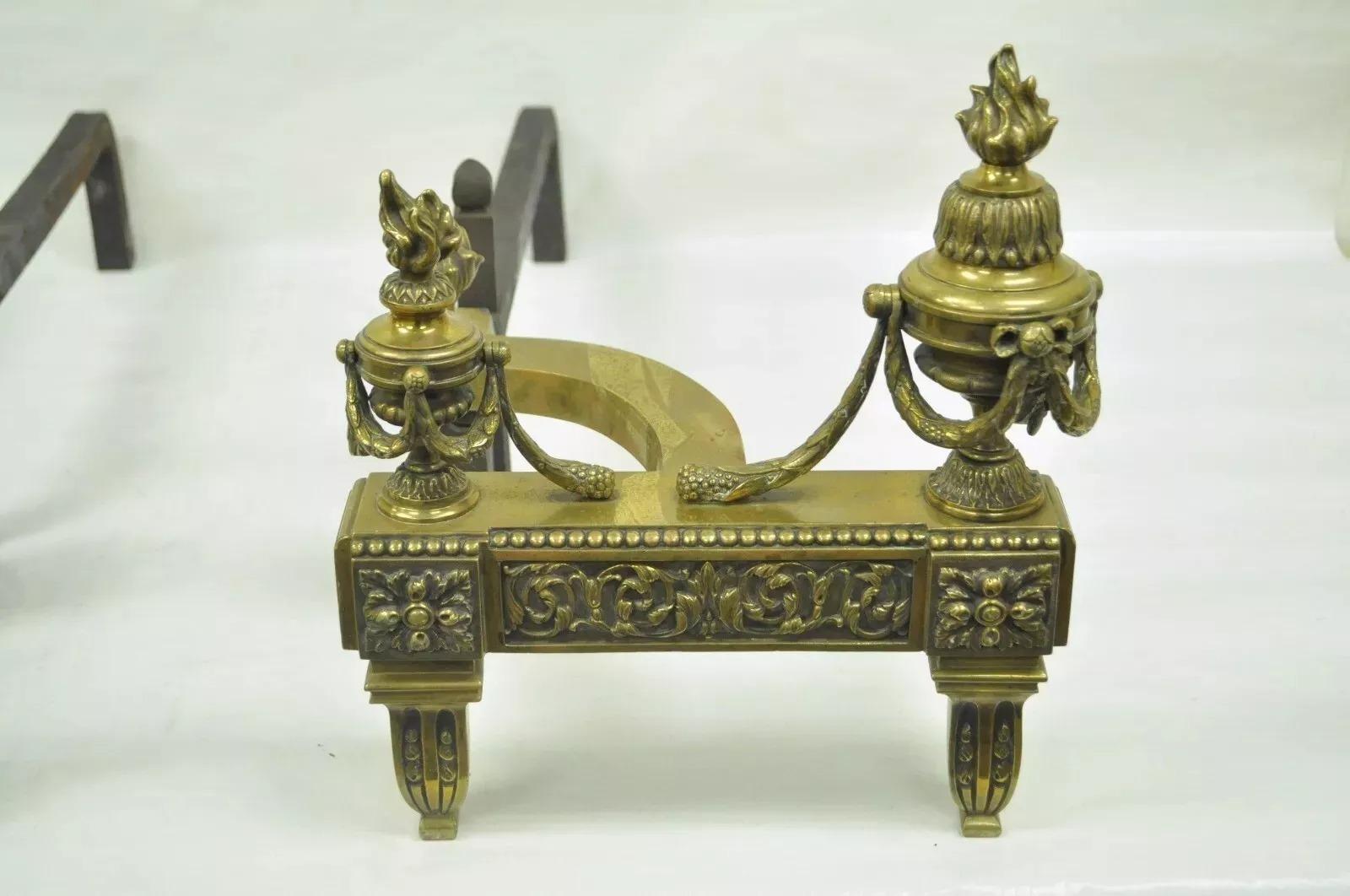 Antike französische Urnen-Feuerböcke im Louis-XVI.-Stil aus Messing, Bronze und Goldbronze, Paar (Unbekannt) im Angebot