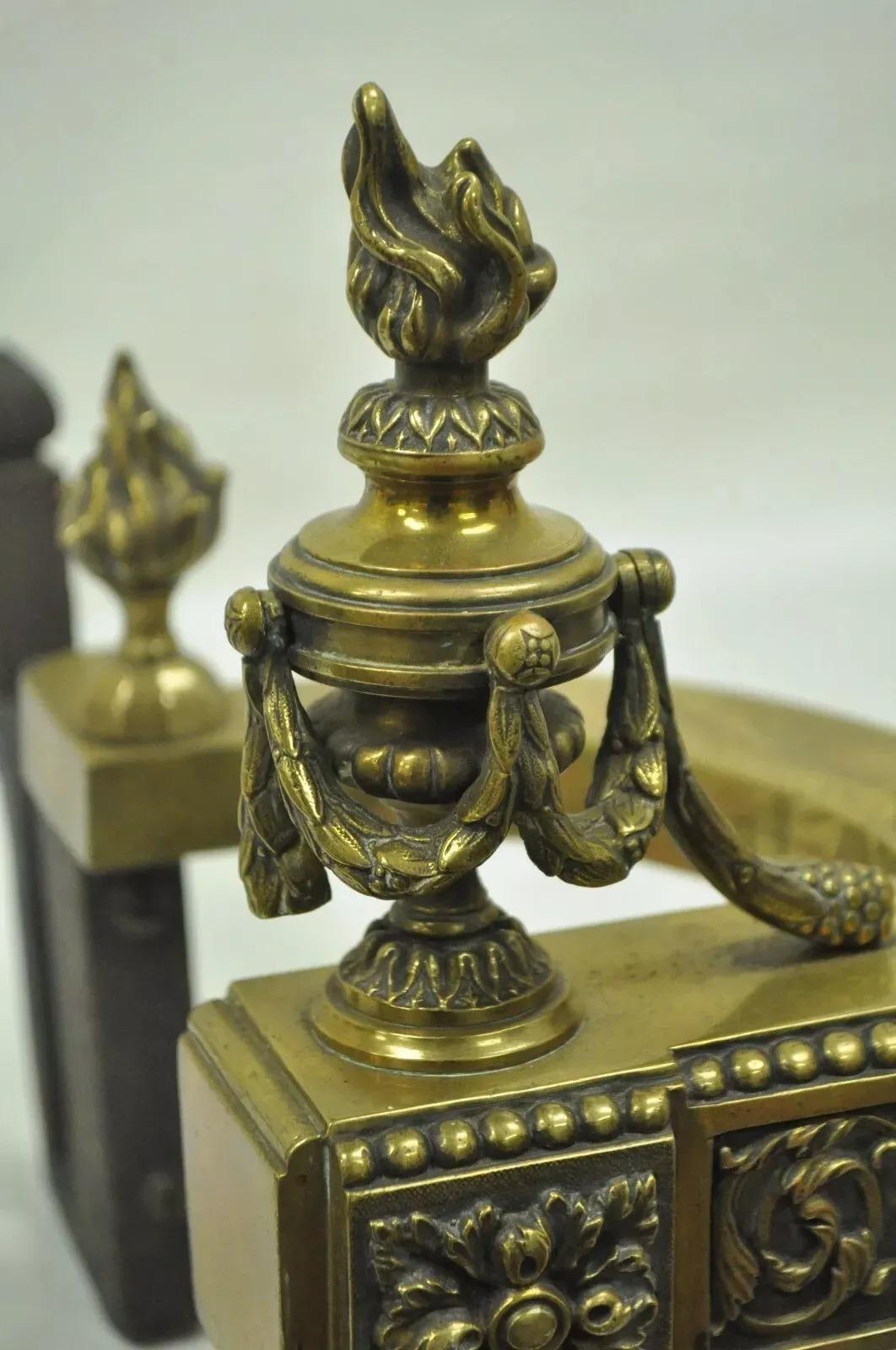 Antike französische Urnen-Feuerböcke im Louis-XVI.-Stil aus Messing, Bronze und Goldbronze, Paar im Zustand „Gut“ im Angebot in Philadelphia, PA