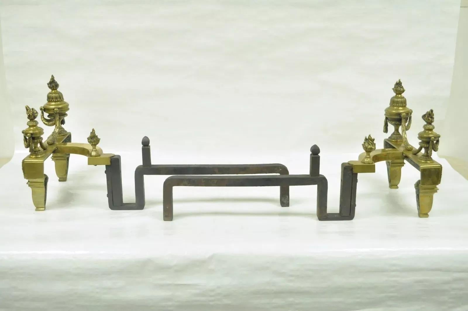 Antike französische Urnen-Feuerböcke im Louis-XVI.-Stil aus Messing, Bronze und Goldbronze, Paar (20. Jahrhundert) im Angebot