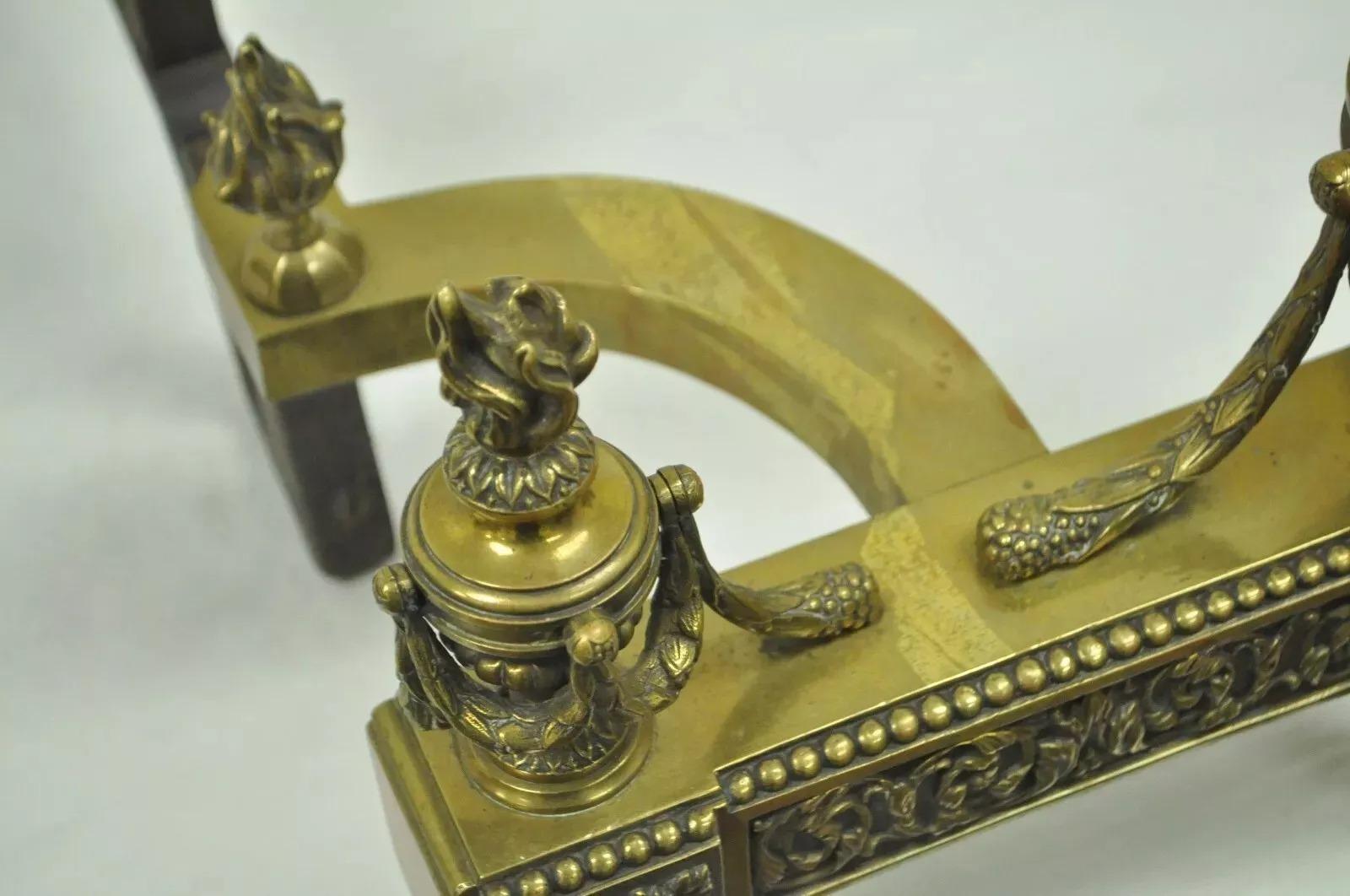 Antike französische Urnen-Feuerböcke im Louis-XVI.-Stil aus Messing, Bronze und Goldbronze, Paar im Angebot 1