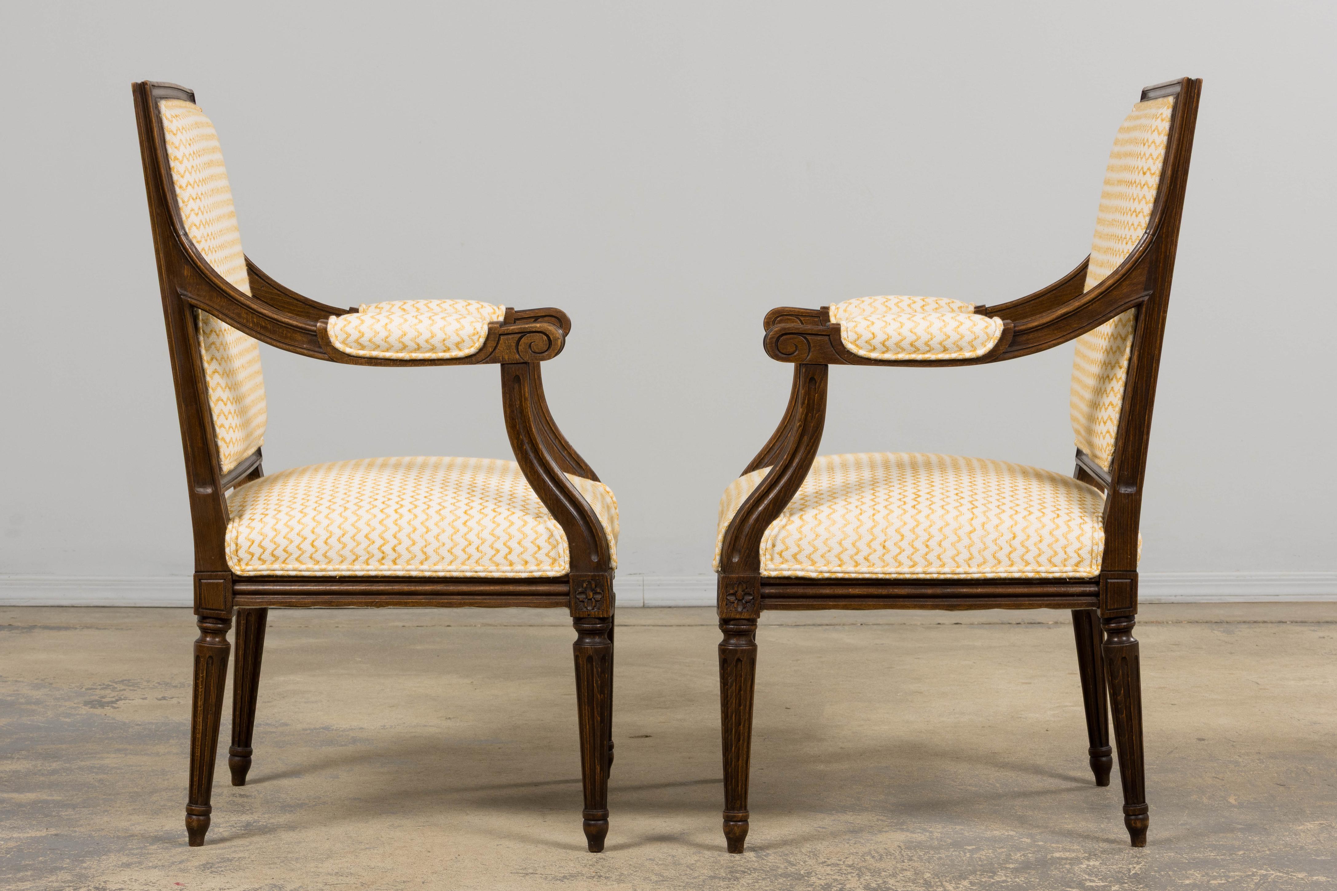 Antique French Louis XVI Style Walnut Armchairs in Yellow Linen - A Pair in vendita 2