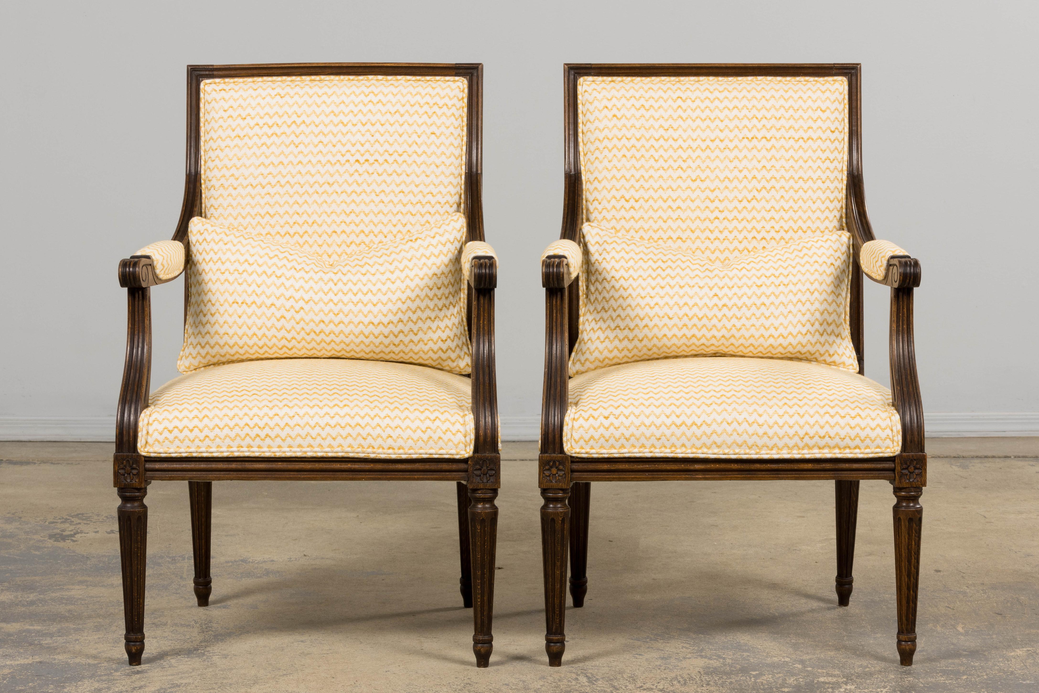 Antique French Louis XVI Style Walnut Armchairs in Yellow Linen - A Pair in vendita 3