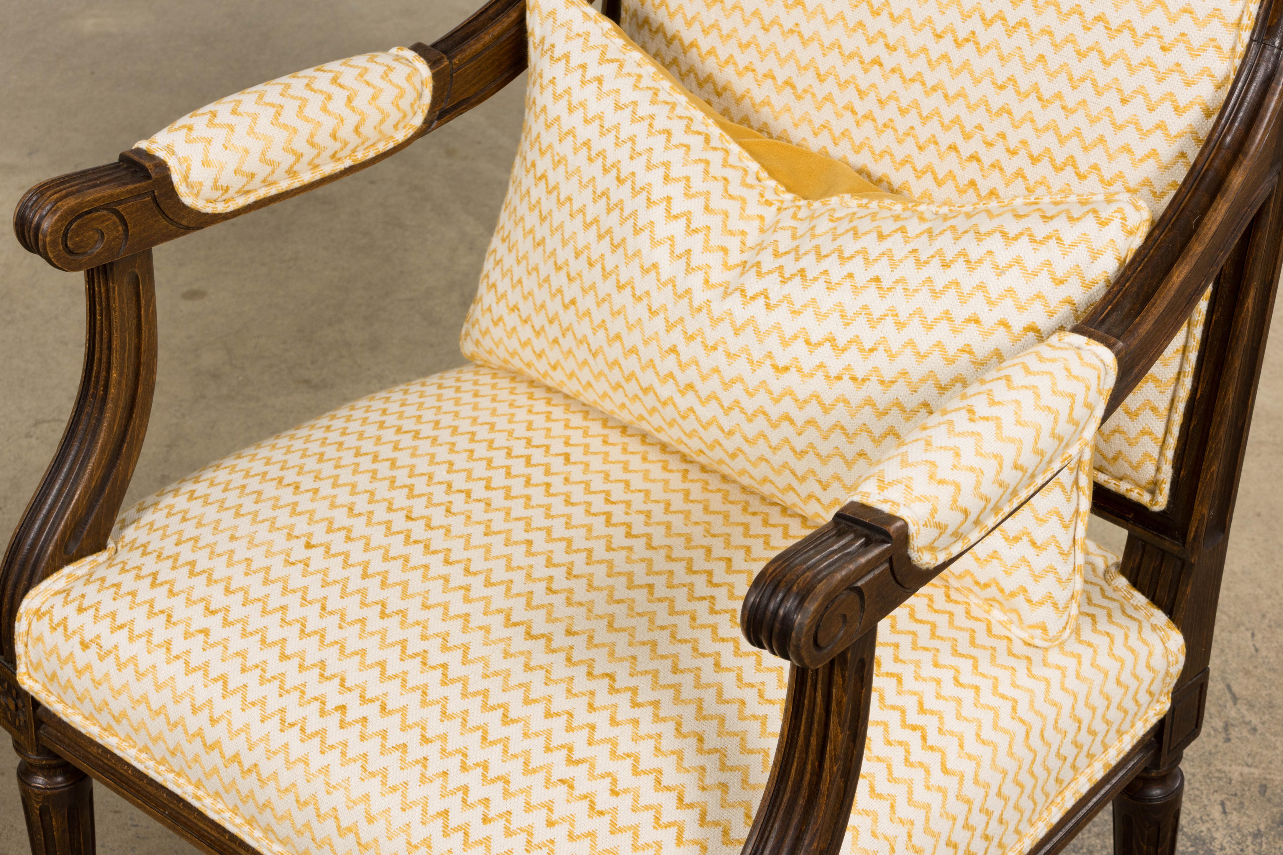 Antique French Louis XVI Style Walnut Armchairs in Yellow Linen - A Pair in vendita 4