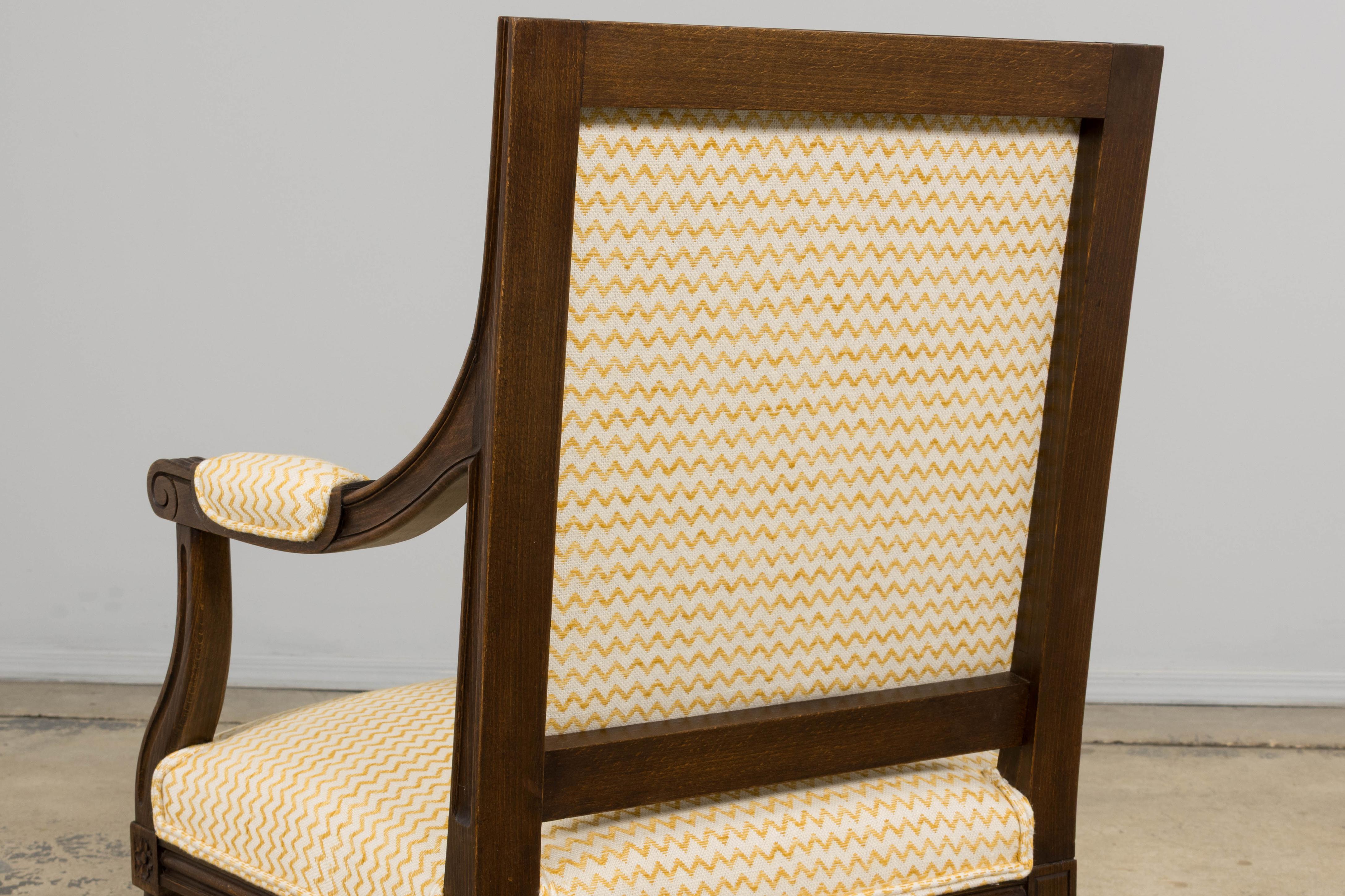 Antique French Louis XVI Style Walnut Armchairs in Yellow Linen - A Pair in vendita 7