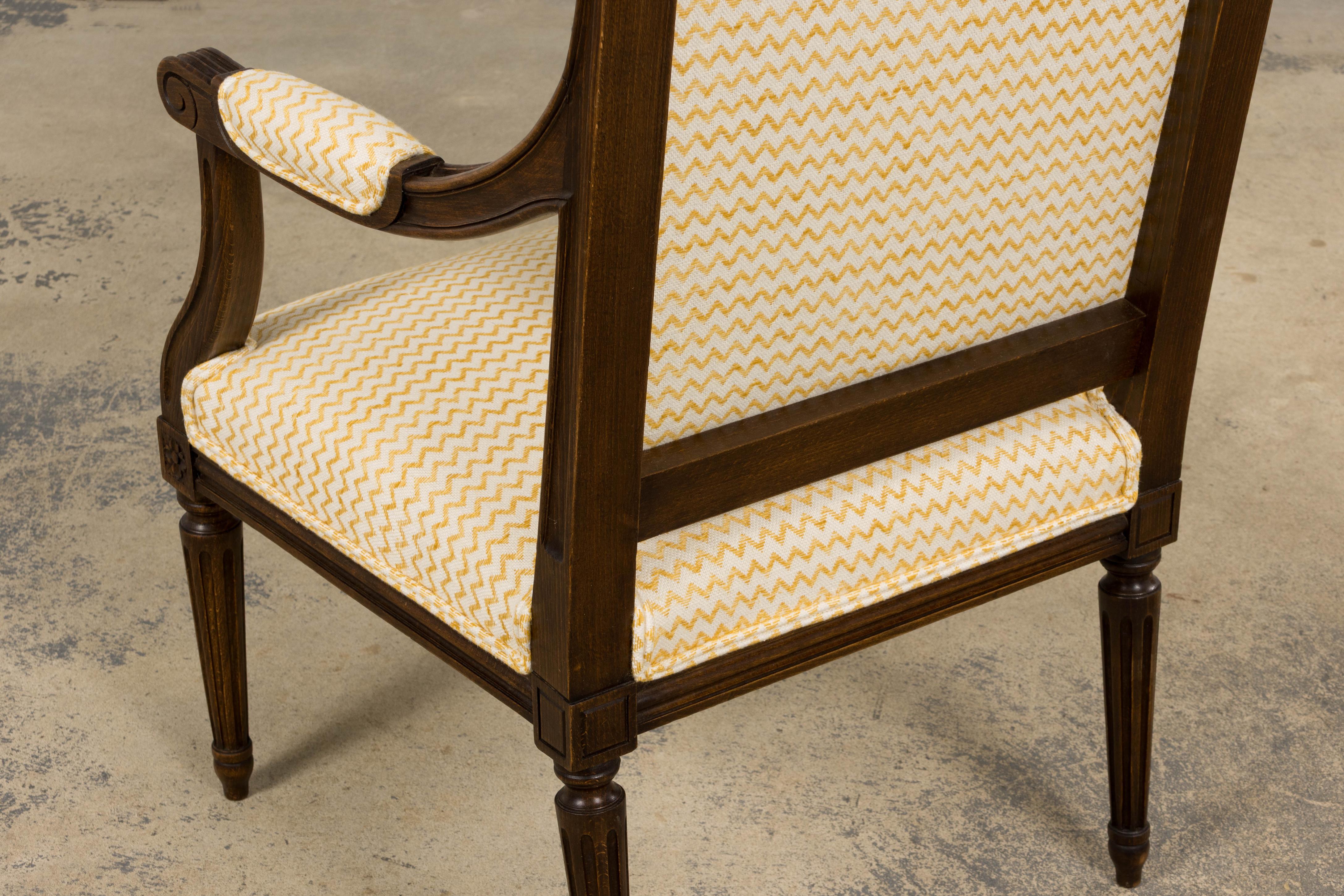 Antique French Louis XVI Style Walnut Armchairs in Yellow Linen - A Pair in vendita 8