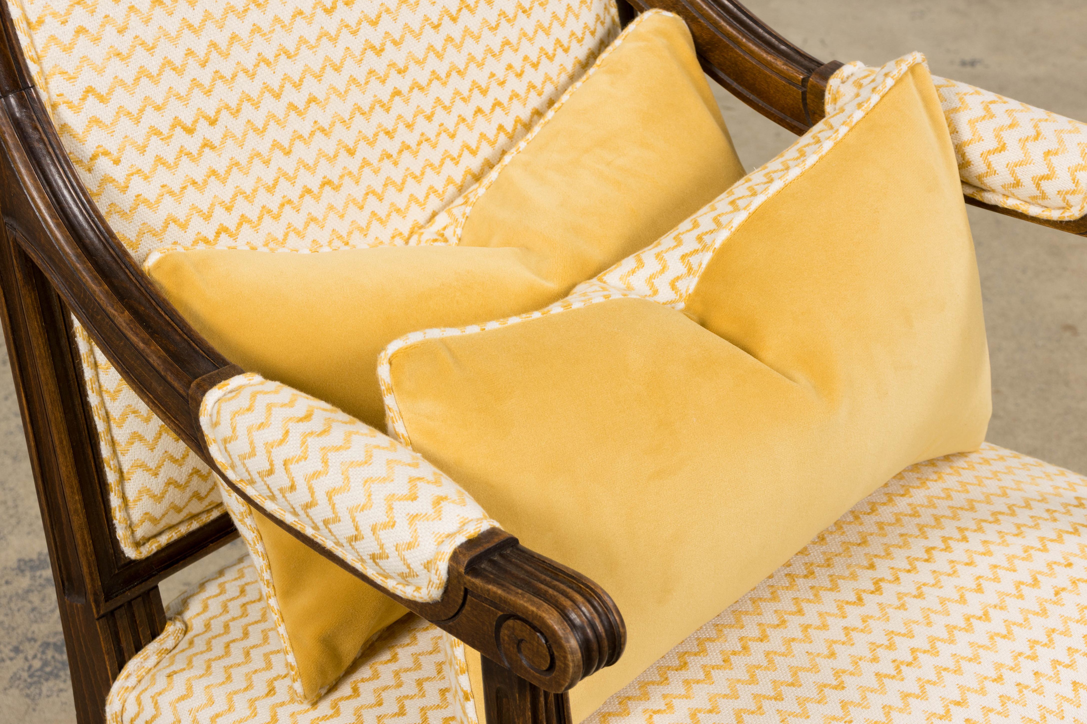 XIX secolo Antique French Louis XVI Style Walnut Armchairs in Yellow Linen - A Pair in vendita