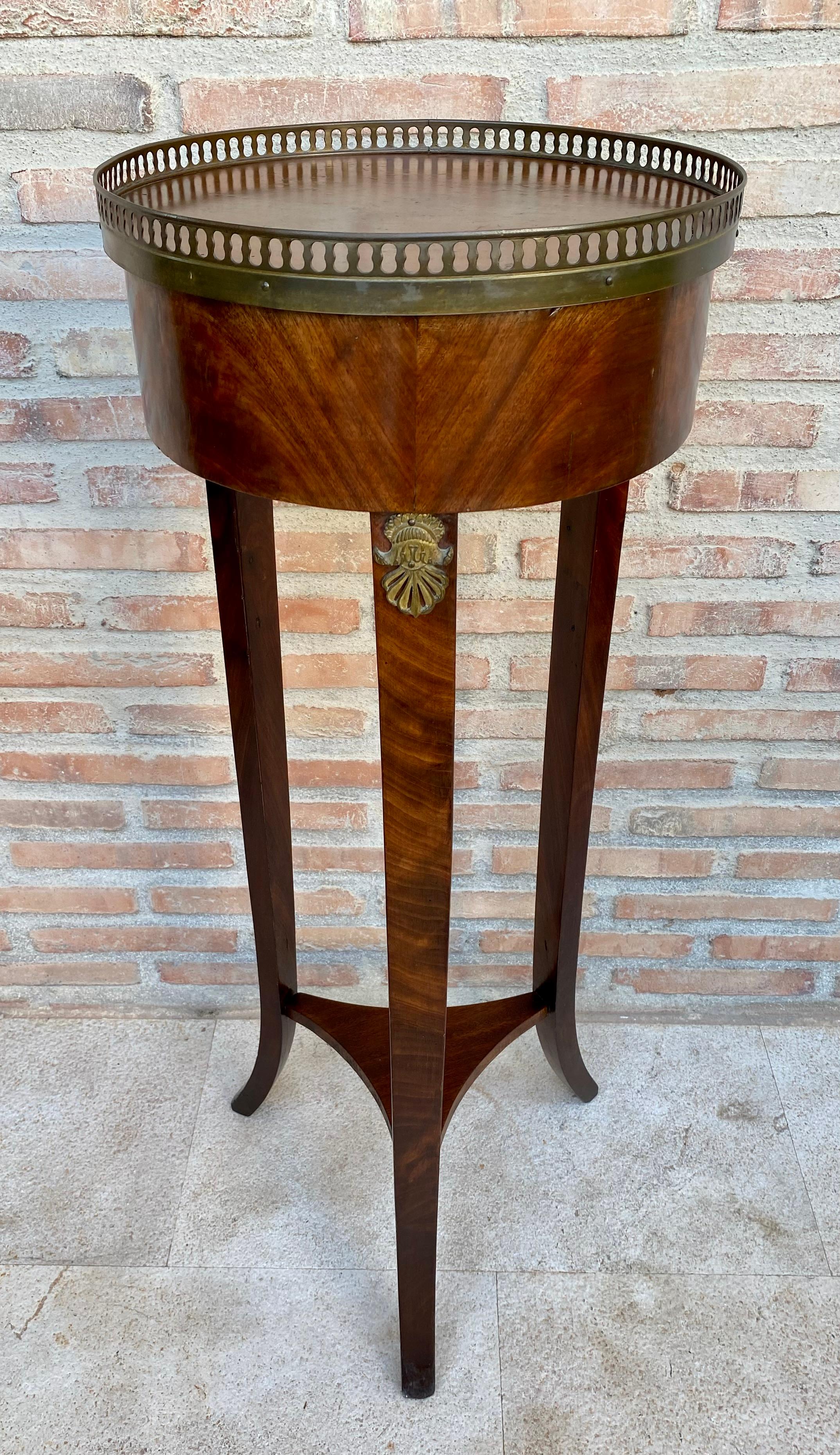 Provincial français Ancienne table d'appoint en noyer de style Louis XVI, Antiquities en vente