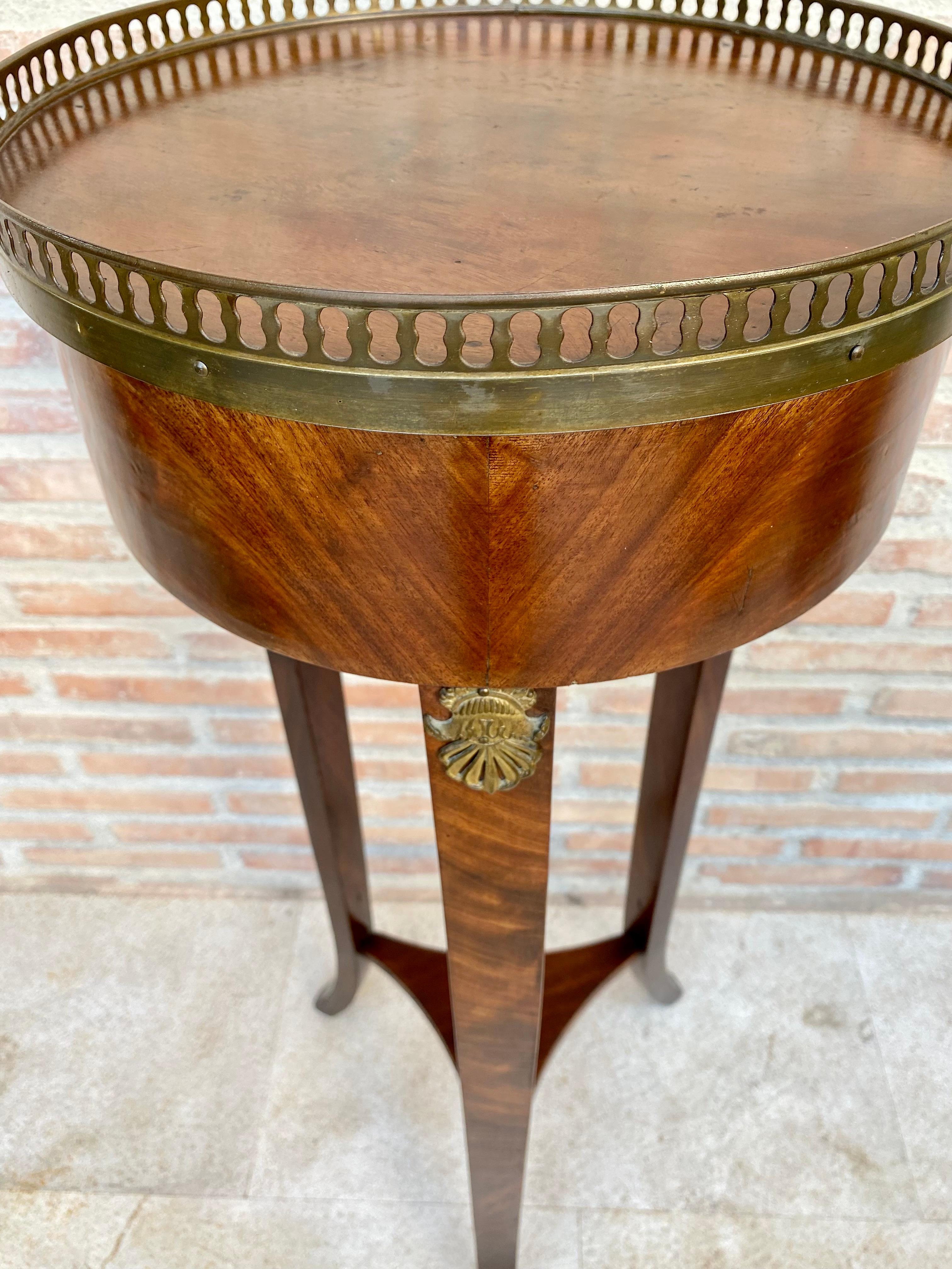 Français Ancienne table d'appoint en noyer de style Louis XVI, Antiquities en vente