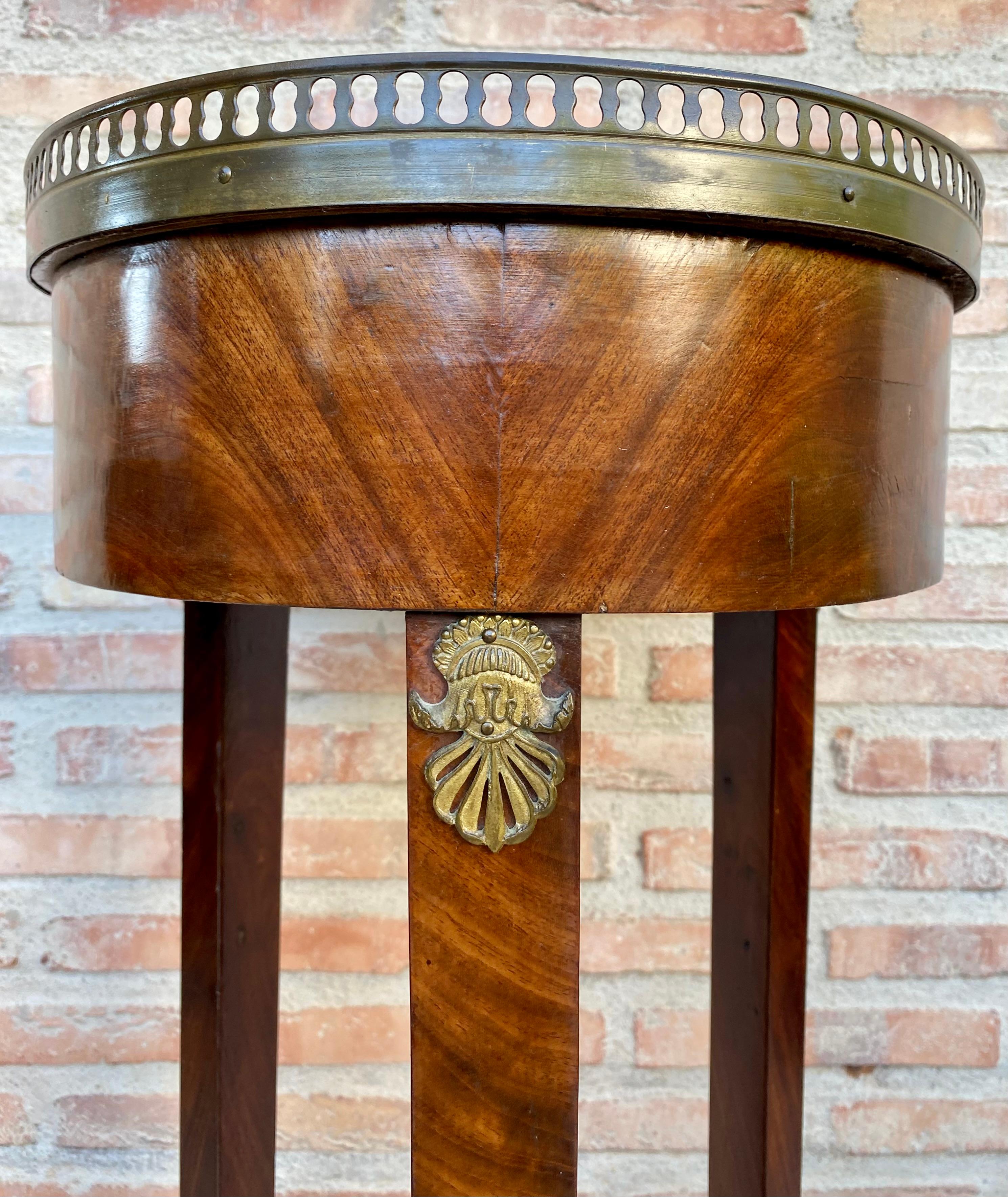 Ancienne table d'appoint en noyer de style Louis XVI, Antiquities Bon état - En vente à Miami, FL