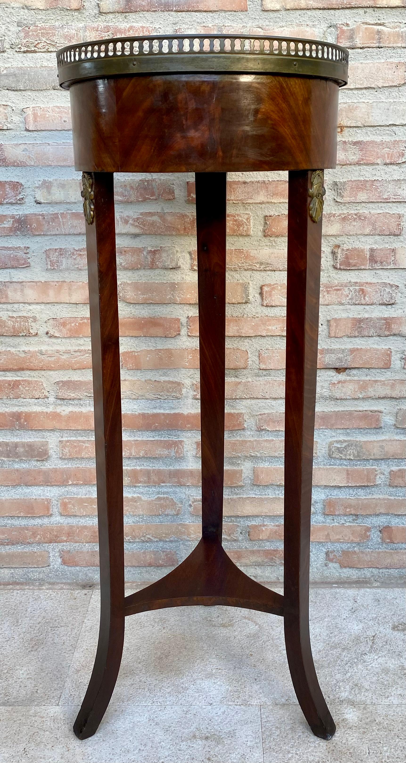 Bronze Ancienne table d'appoint en noyer de style Louis XVI, Antiquities en vente
