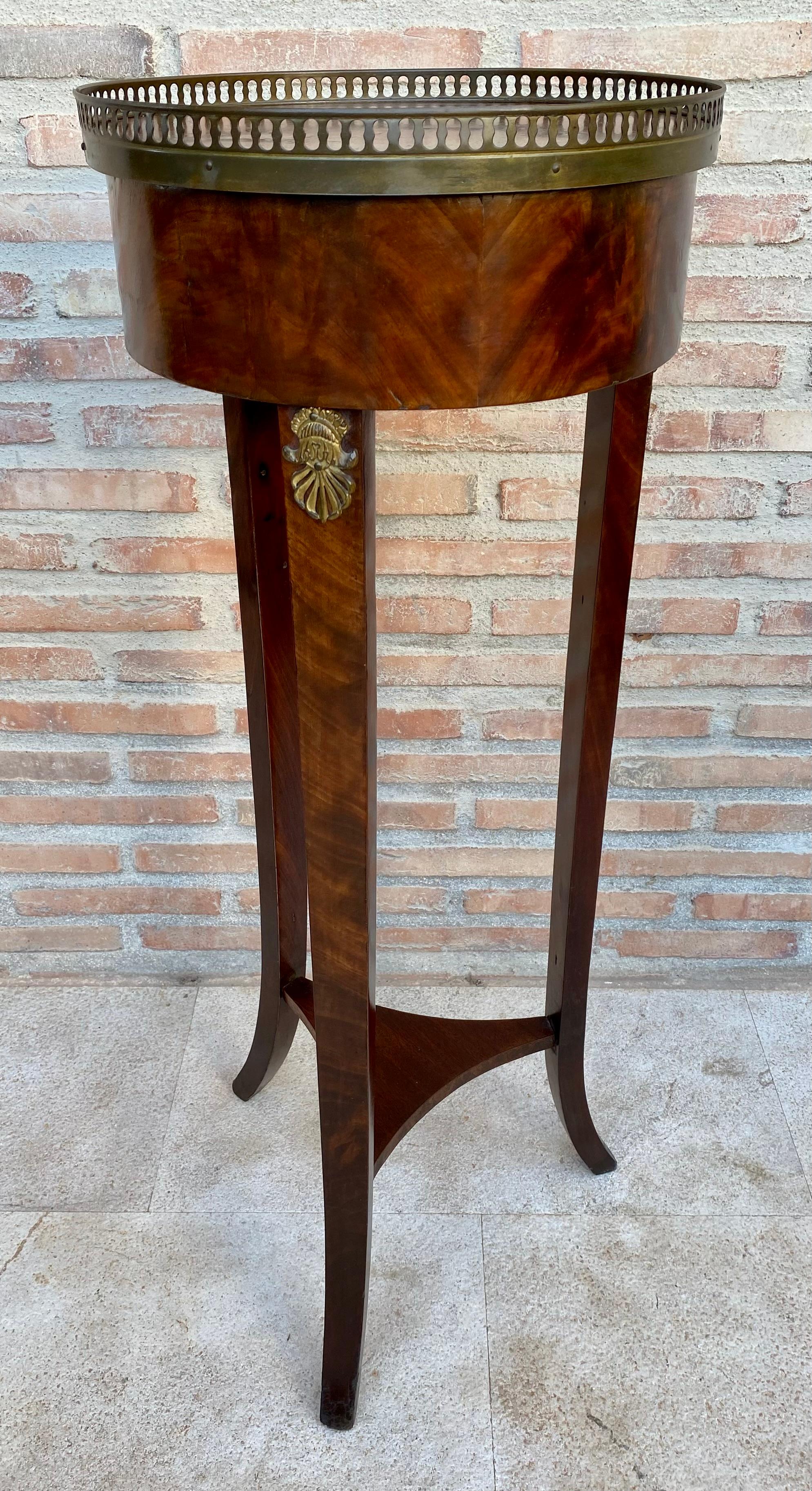 Ancienne table d'appoint en noyer de style Louis XVI, Antiquities en vente 1