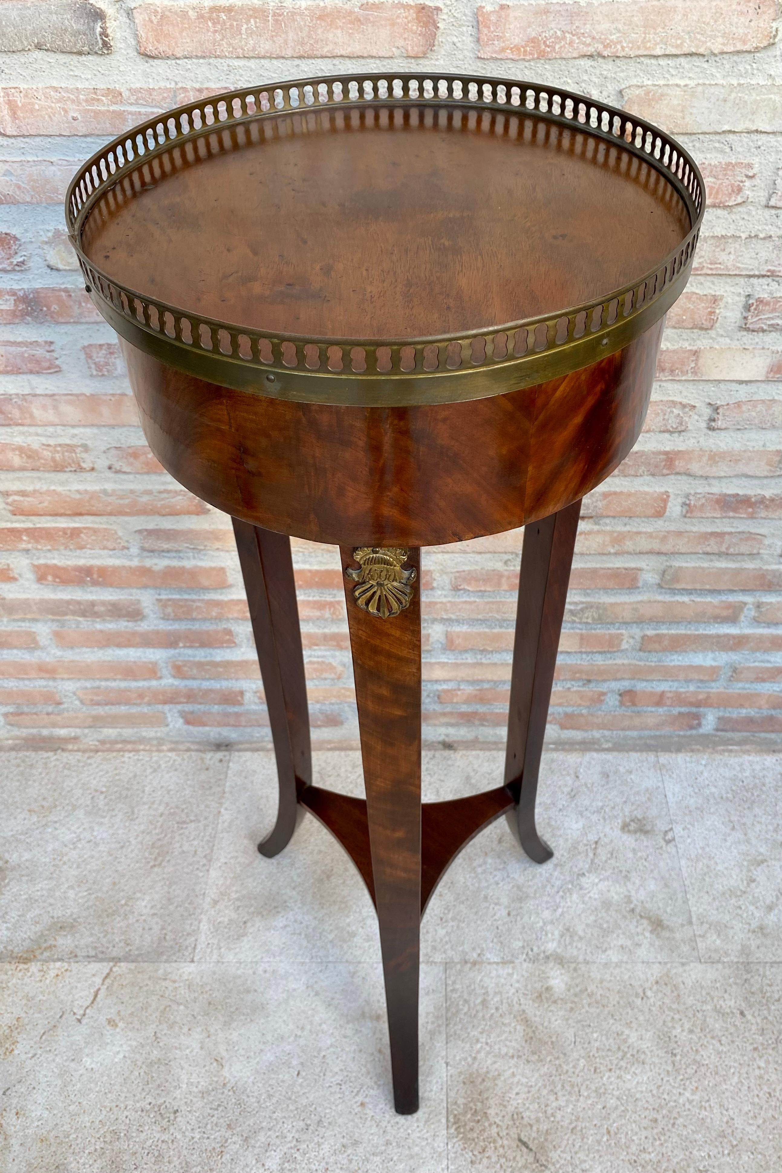Ancienne table d'appoint en noyer de style Louis XVI, Antiquities en vente 2