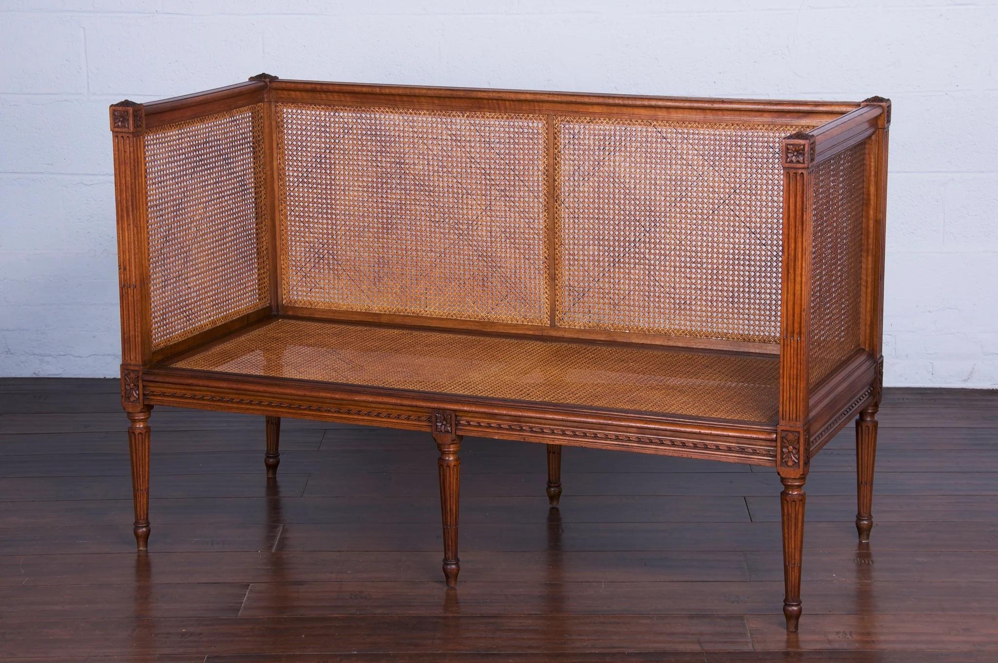 Canapé ancien en noyer à cannes de style Louis XVI en vente 5