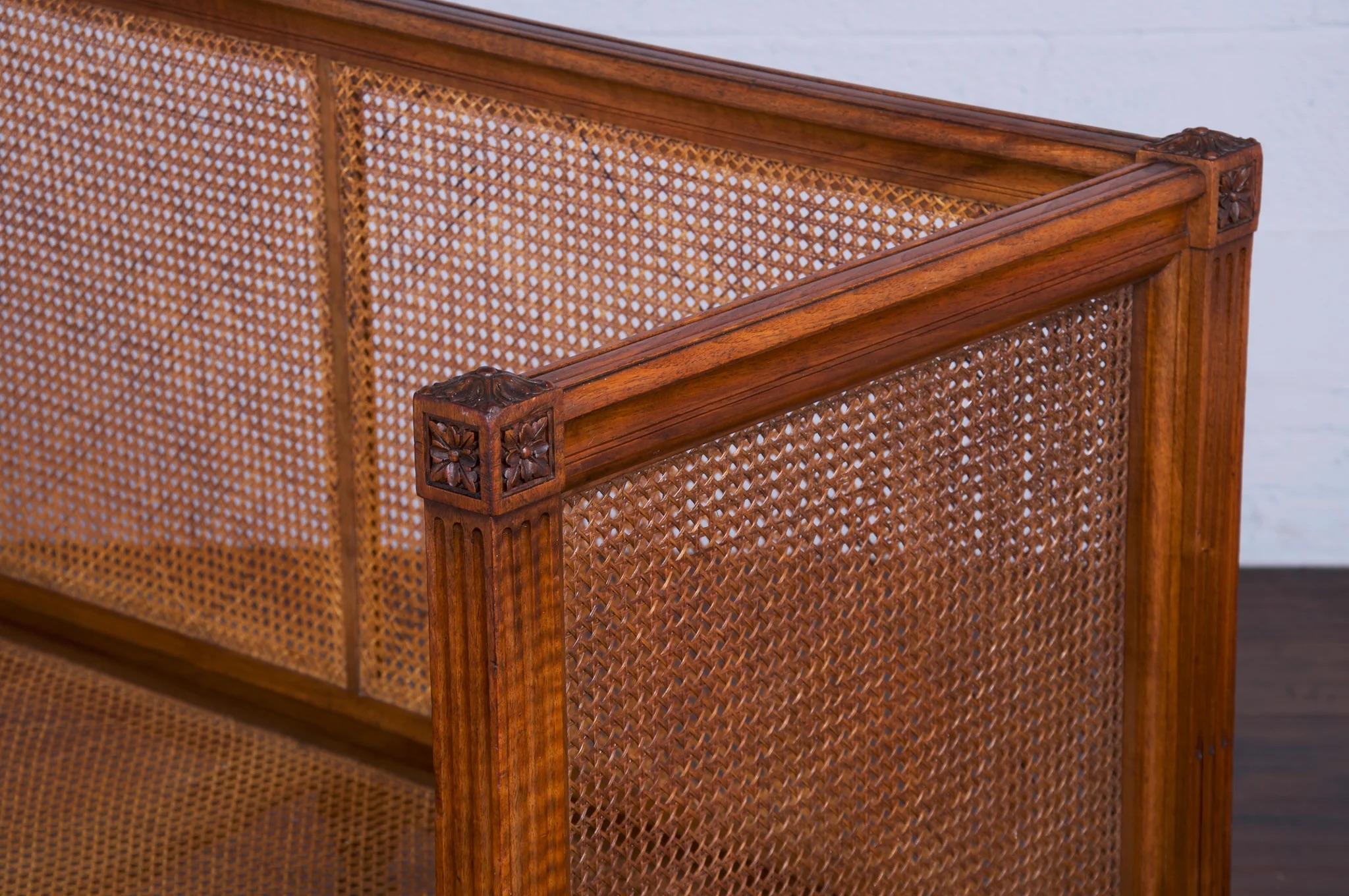 Canapé ancien en noyer à cannes de style Louis XVI en vente 6