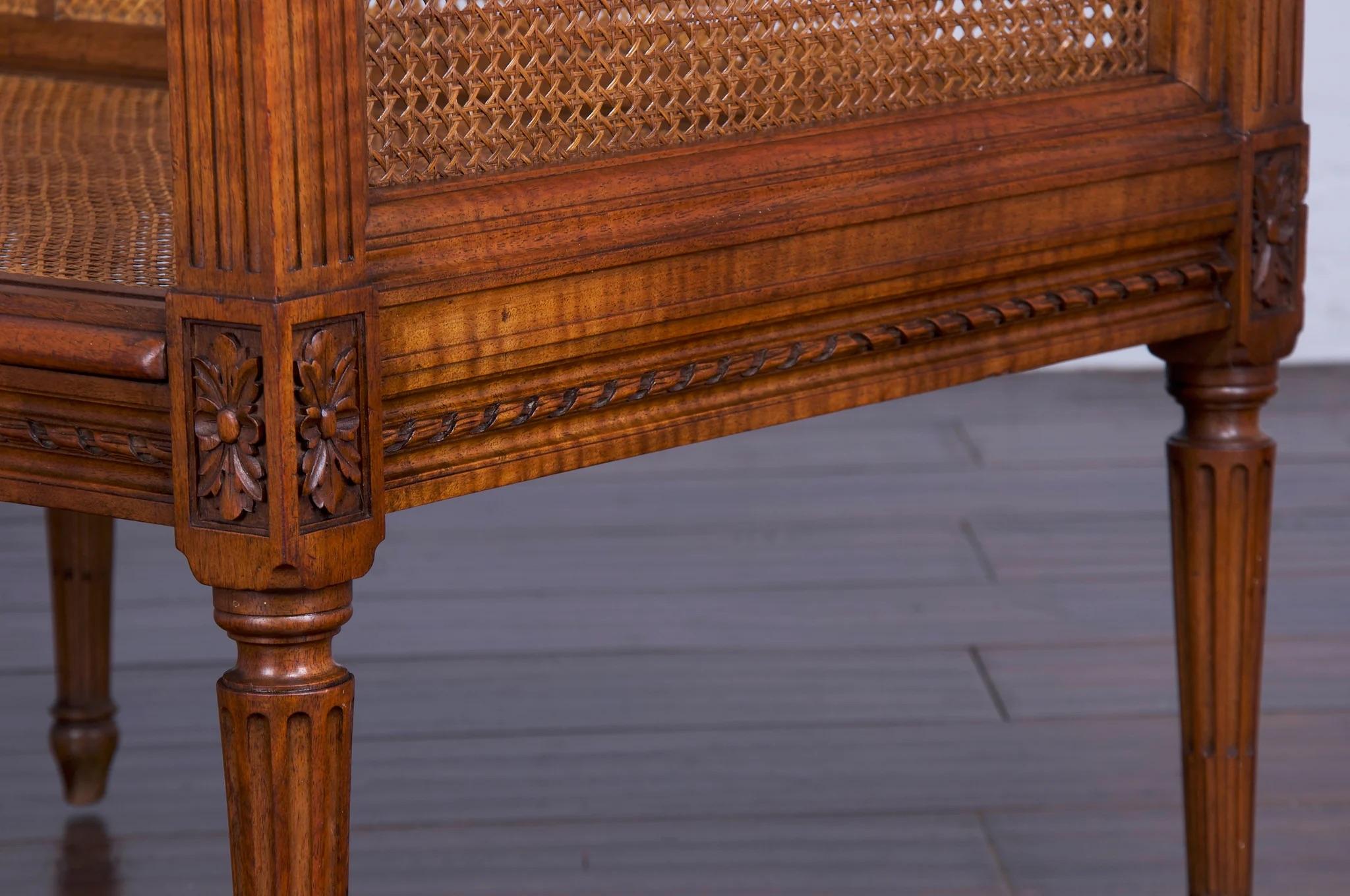 Canapé ancien en noyer à cannes de style Louis XVI en vente 8