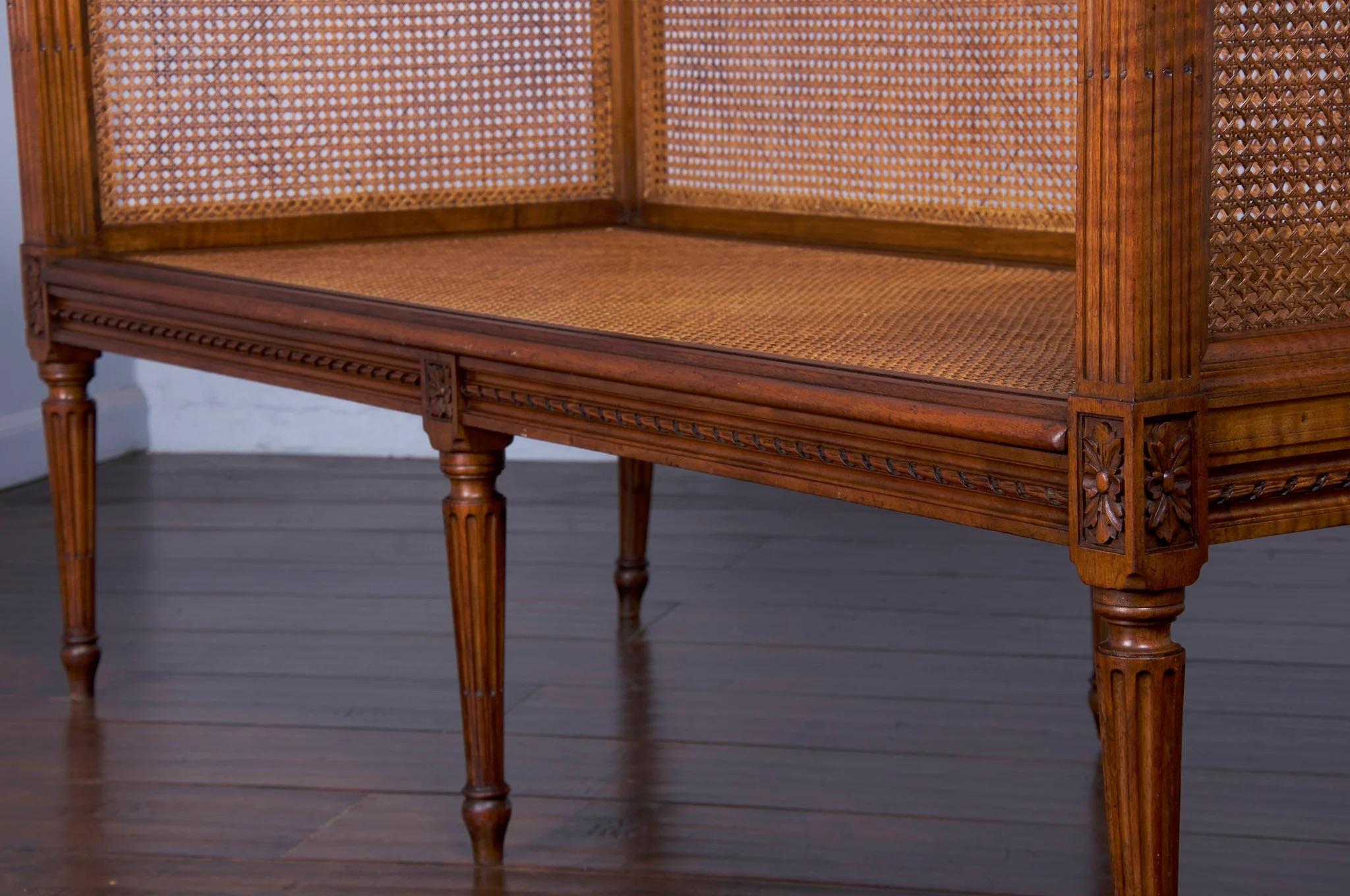 Canapé ancien en noyer à cannes de style Louis XVI en vente 9