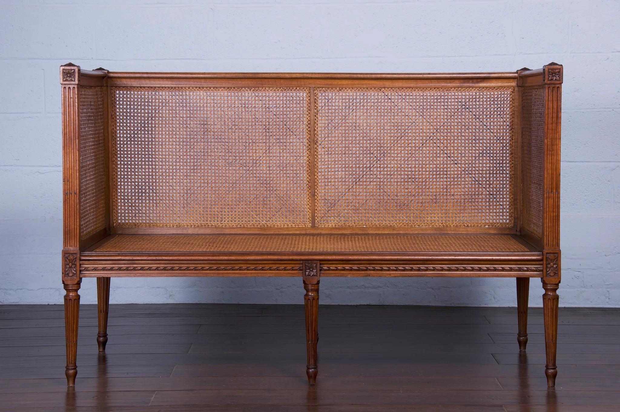 Cet exquis canapé de style Louis XVI en noyer, soigneusement sélectionné en Provence, France, est un exemple d'élégance et d'artisanat intemporels. Fabriqué en bois de noyer massif, son dossier de forme carrée met en valeur la beauté naturelle de la