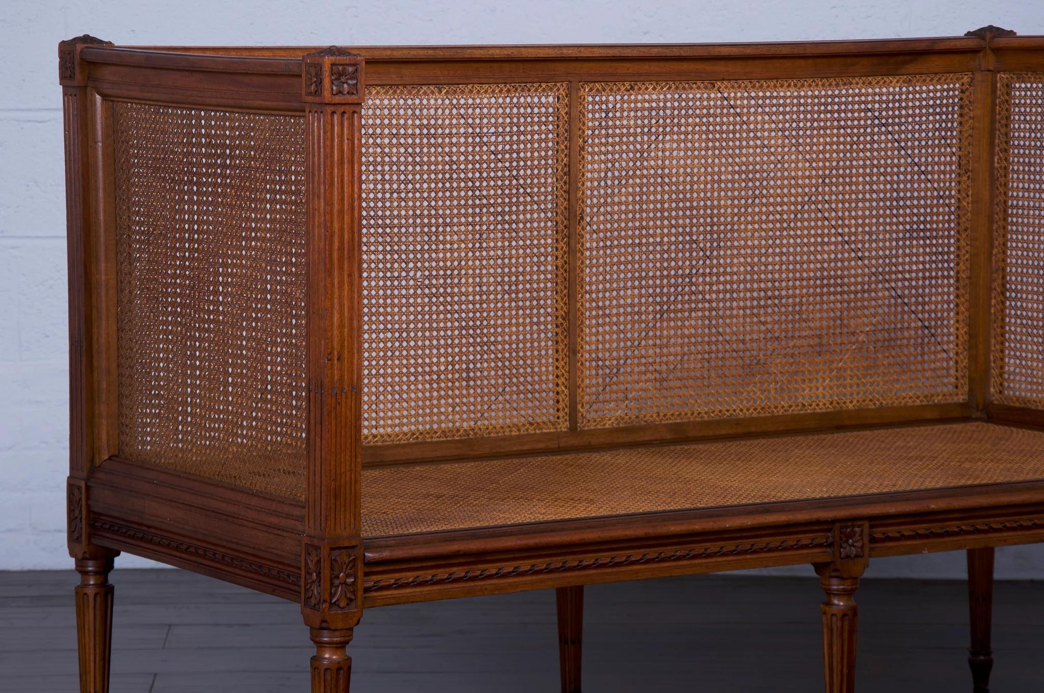 Canapé ancien en noyer à cannes de style Louis XVI en vente 1