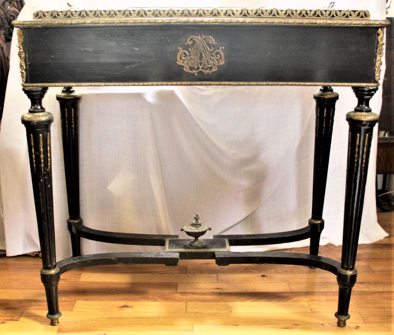 Antike Französisch Louis XVI Stil Ebonized Jardinière Tisch mit Inset Plaque oben (Louis XVI.) im Angebot