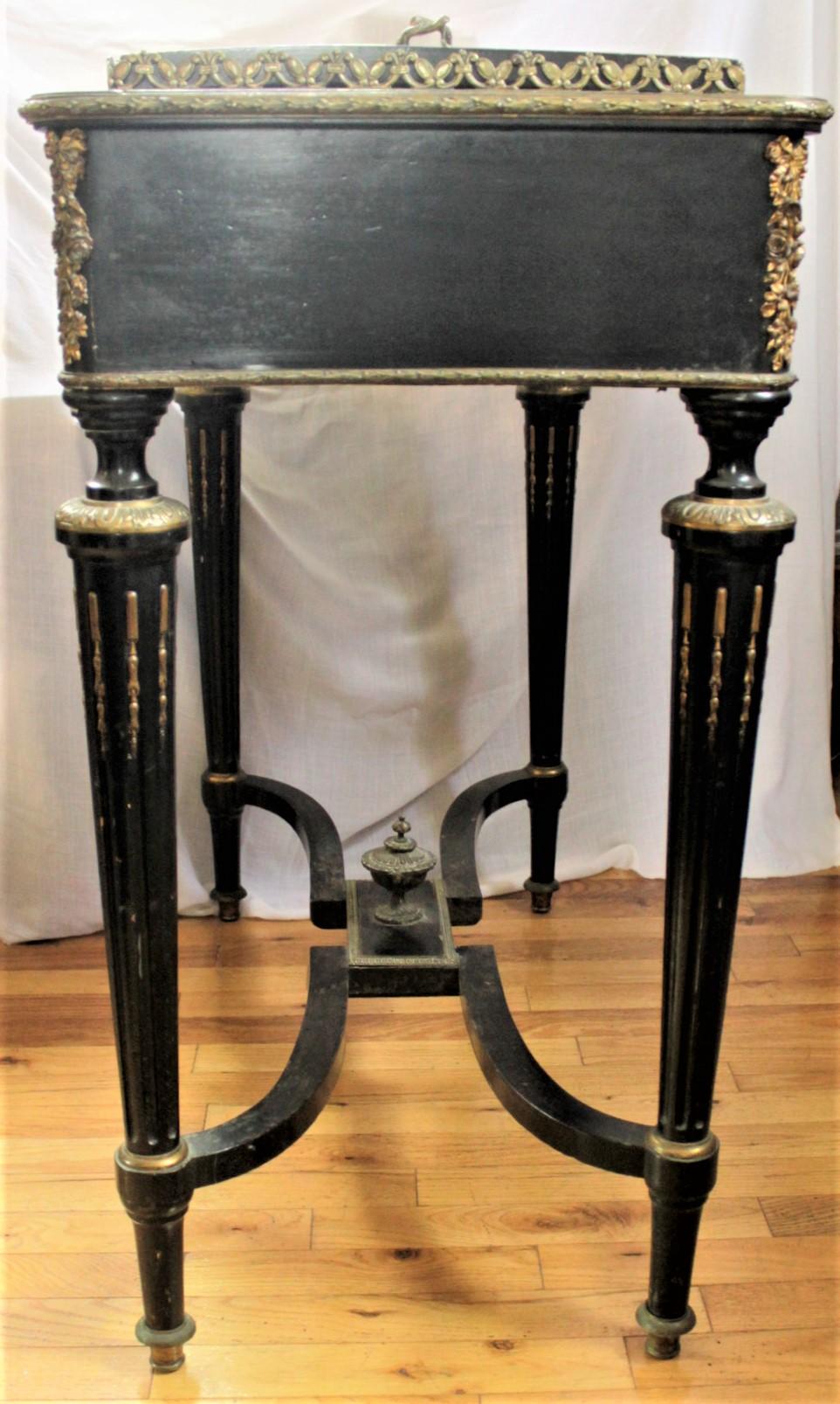 Antike Französisch Louis XVI Stil Ebonized Jardinière Tisch mit Inset Plaque oben (Gegossen) im Angebot