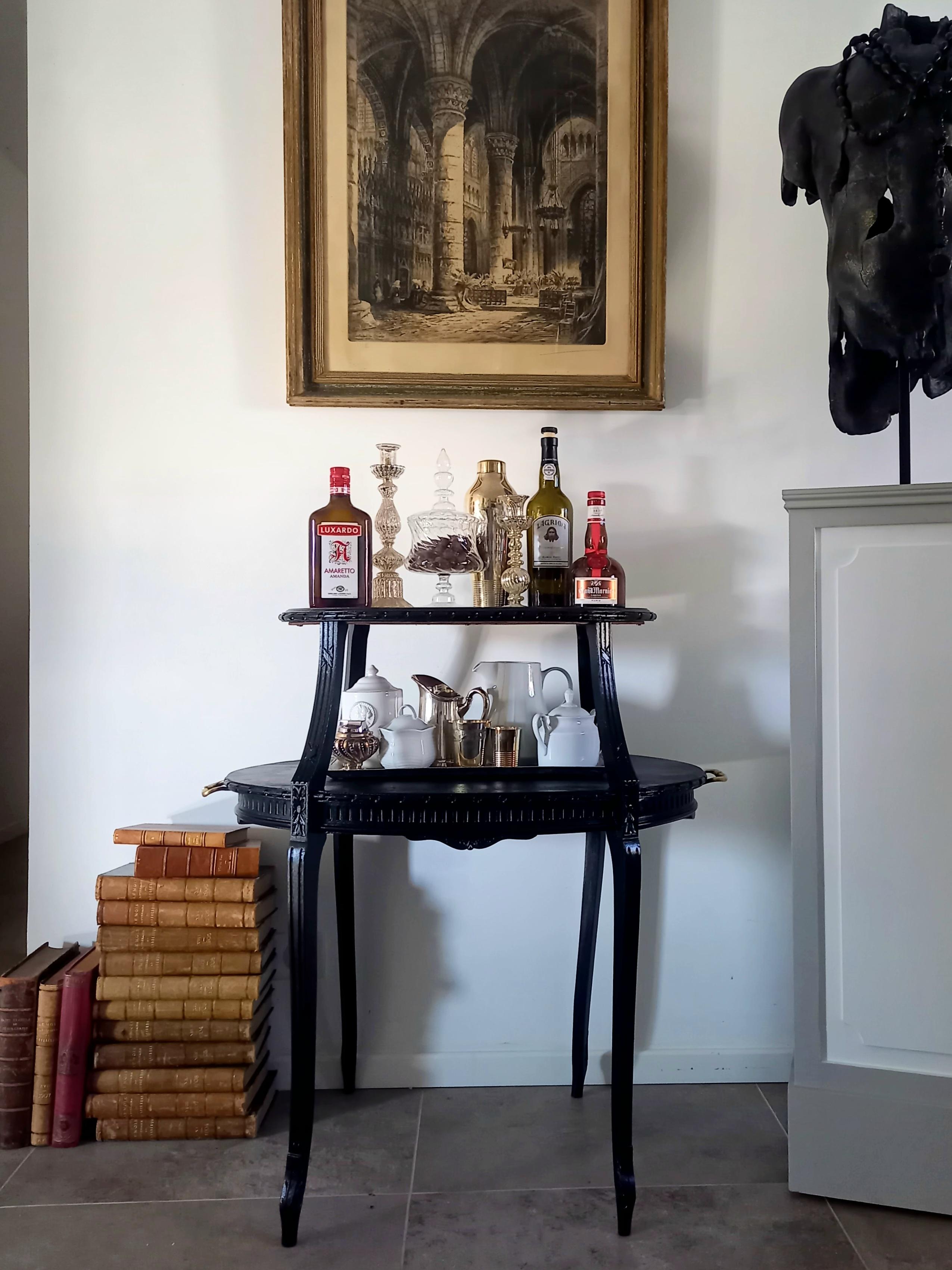 Französische Eleganz mit diesem feinen und schlanken Louis XVI-Tisch. 
Kann als Konsole im Badezimmer oder als Tee- oder Cocktailtisch im Wohnzimmer oder im Büro verwendet werden. Seltenes und unübliches Stück.
Es besteht aus zwei Etagen, die auf