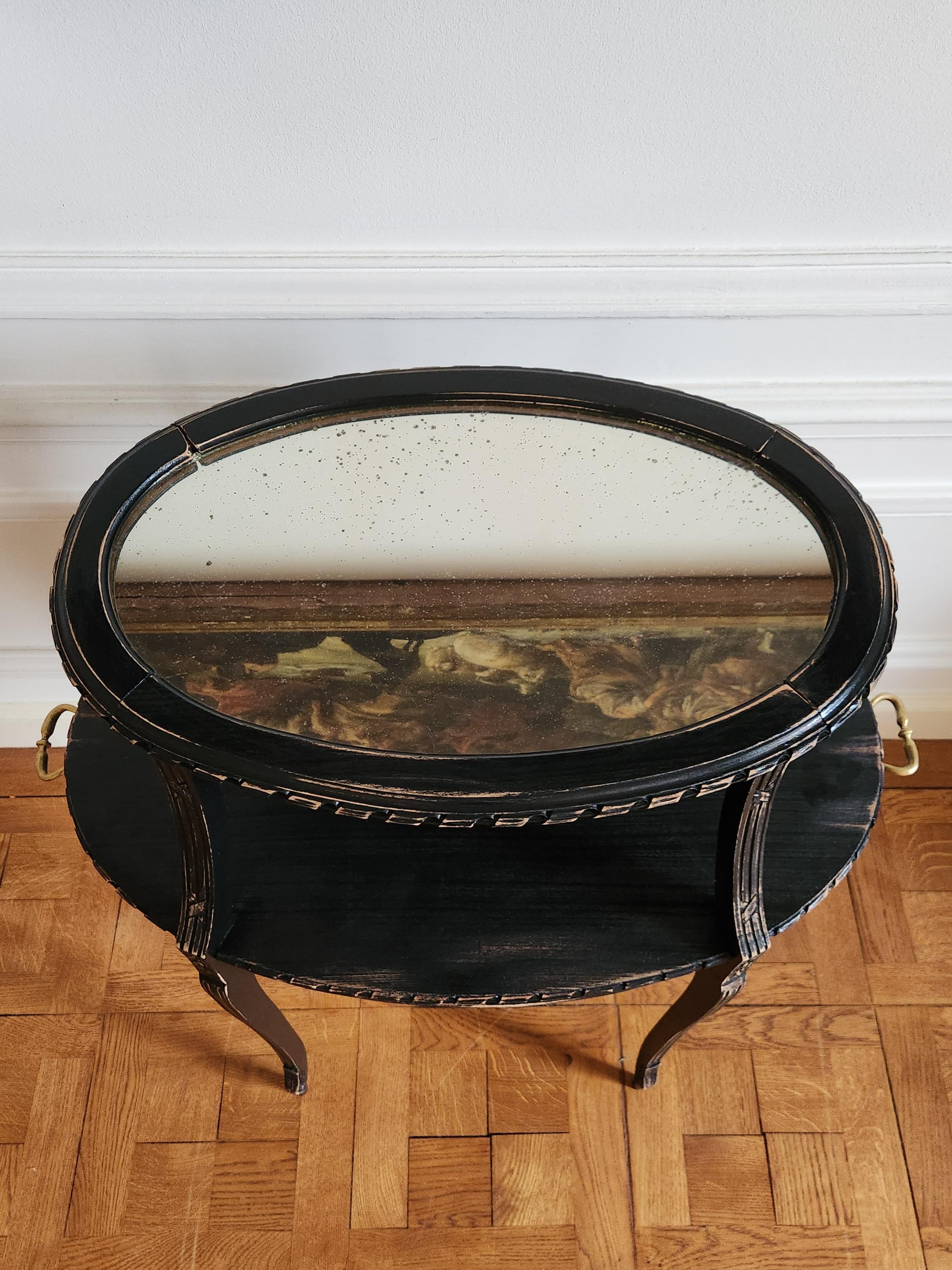 Elegancia francesa con esta fina y esbelta mesa Luis XVI. 
Puede utilizarse como consola en un cuarto de baño o como mesa de té o cóctel en un salón o en un despacho. Pieza rara y poco común.
Se compone de dos pisos que descansan sobre cuatro pies